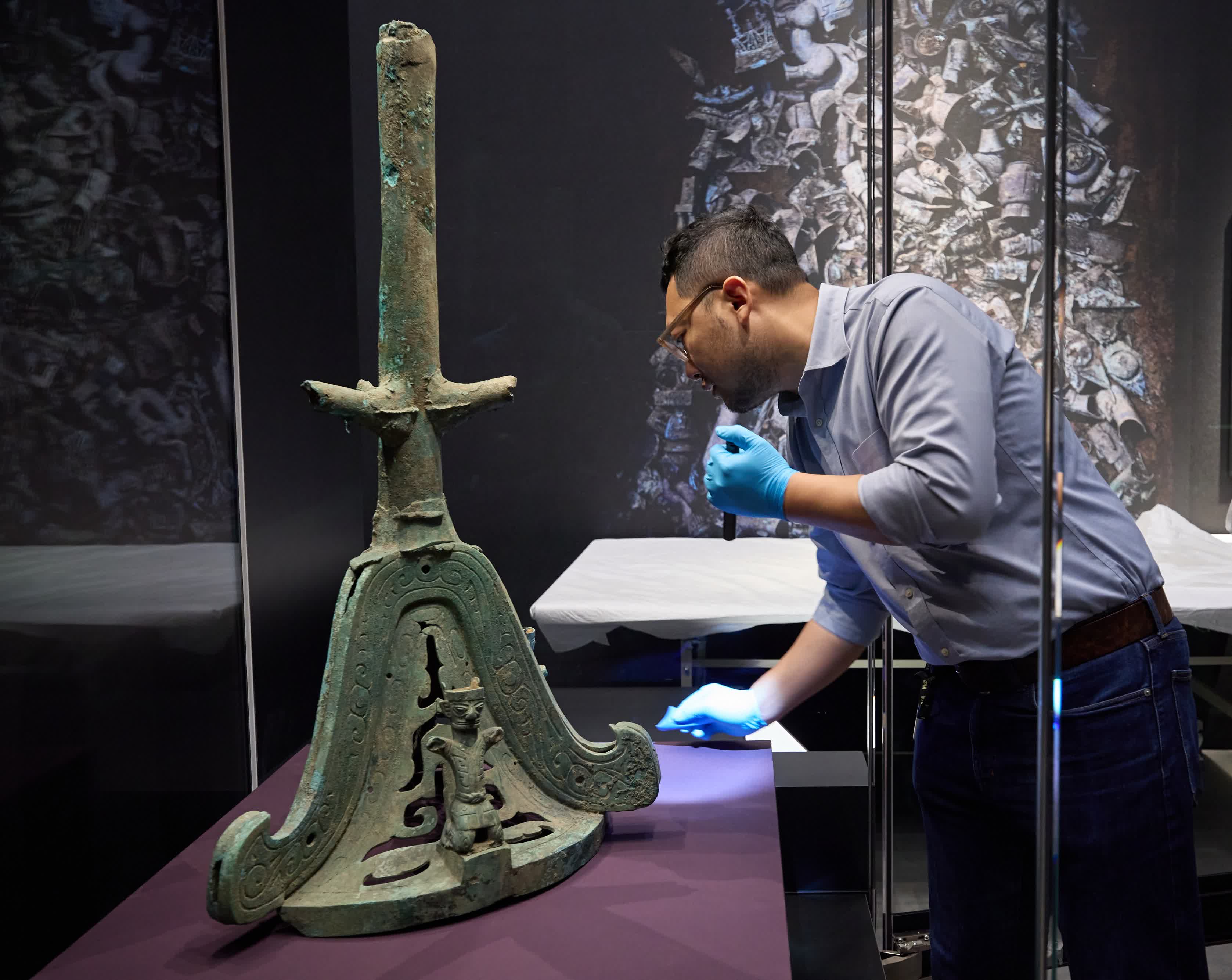 9月18日，布展團隊工作人員擺放文物「青銅二號神樹底座」。（香港故宮文化博物館）