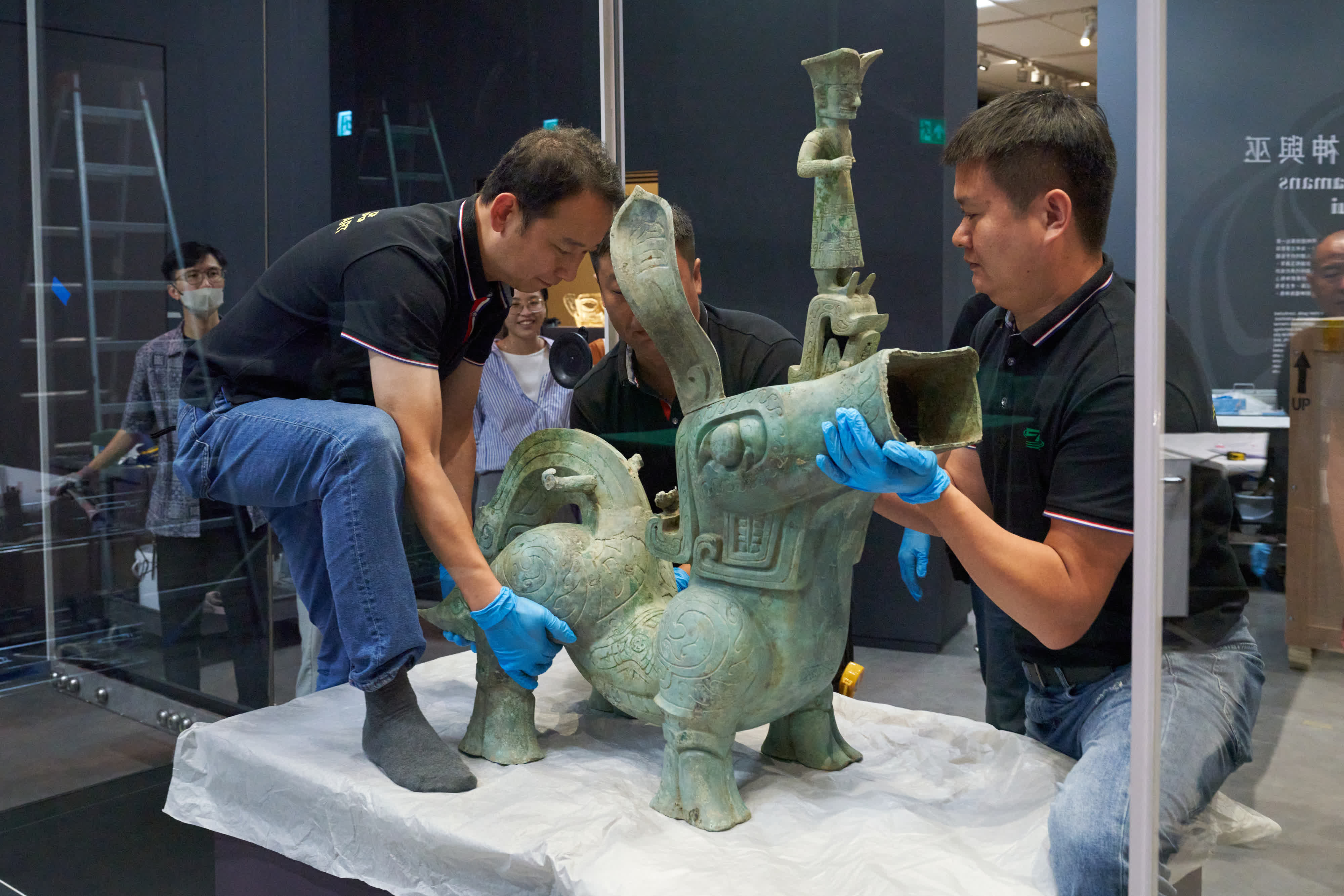  9月18日，布展團隊工作人員擺放文物「青銅大神獸」。（香港故宮文化博物館）