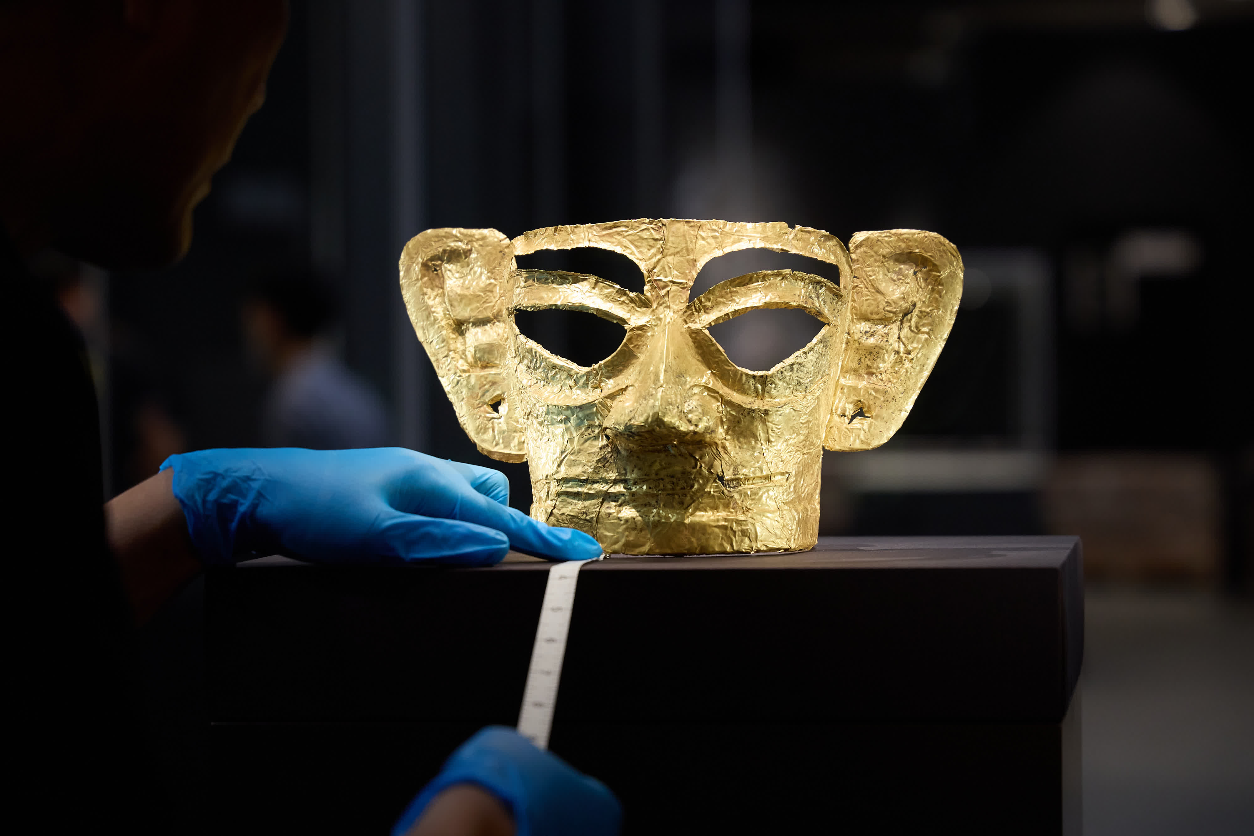 9月18日，布展團隊工作人員擺放文物「金面罩」。（香港故宮文化博物館）