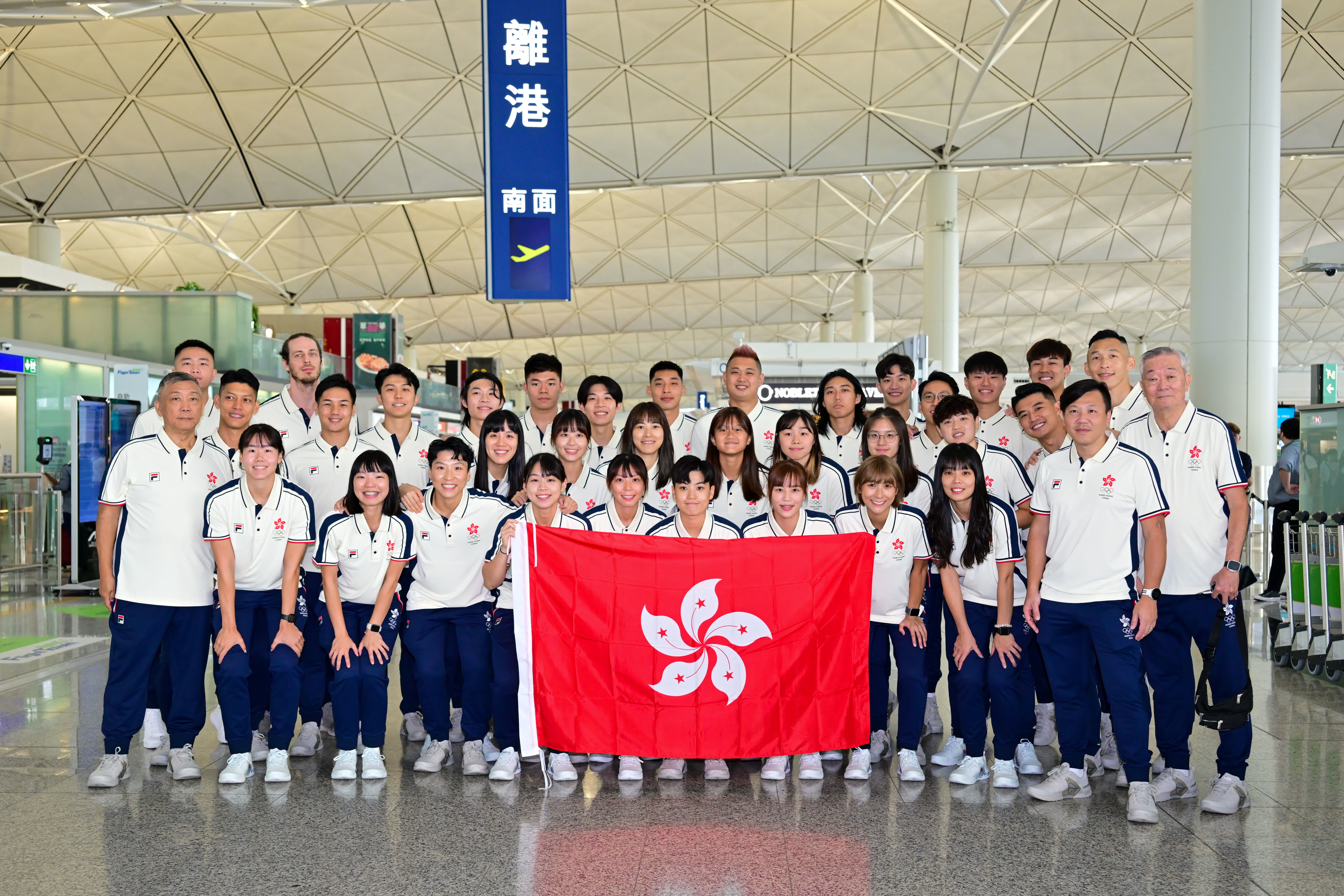 杭州亞運會中國香港代表團部分成員在出發前合影。