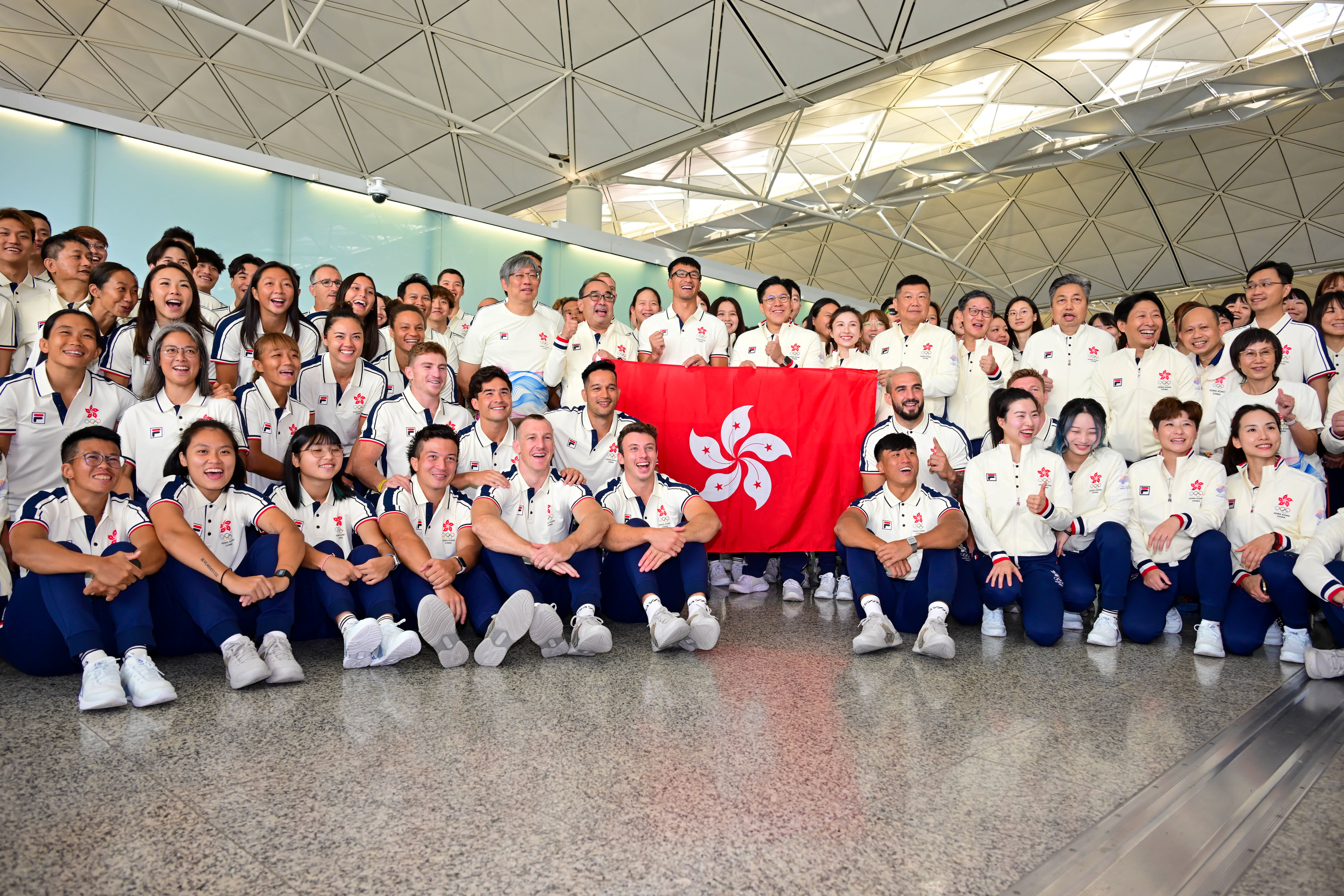 杭州亞運會中國香港代表團部分成員在出發前合影。