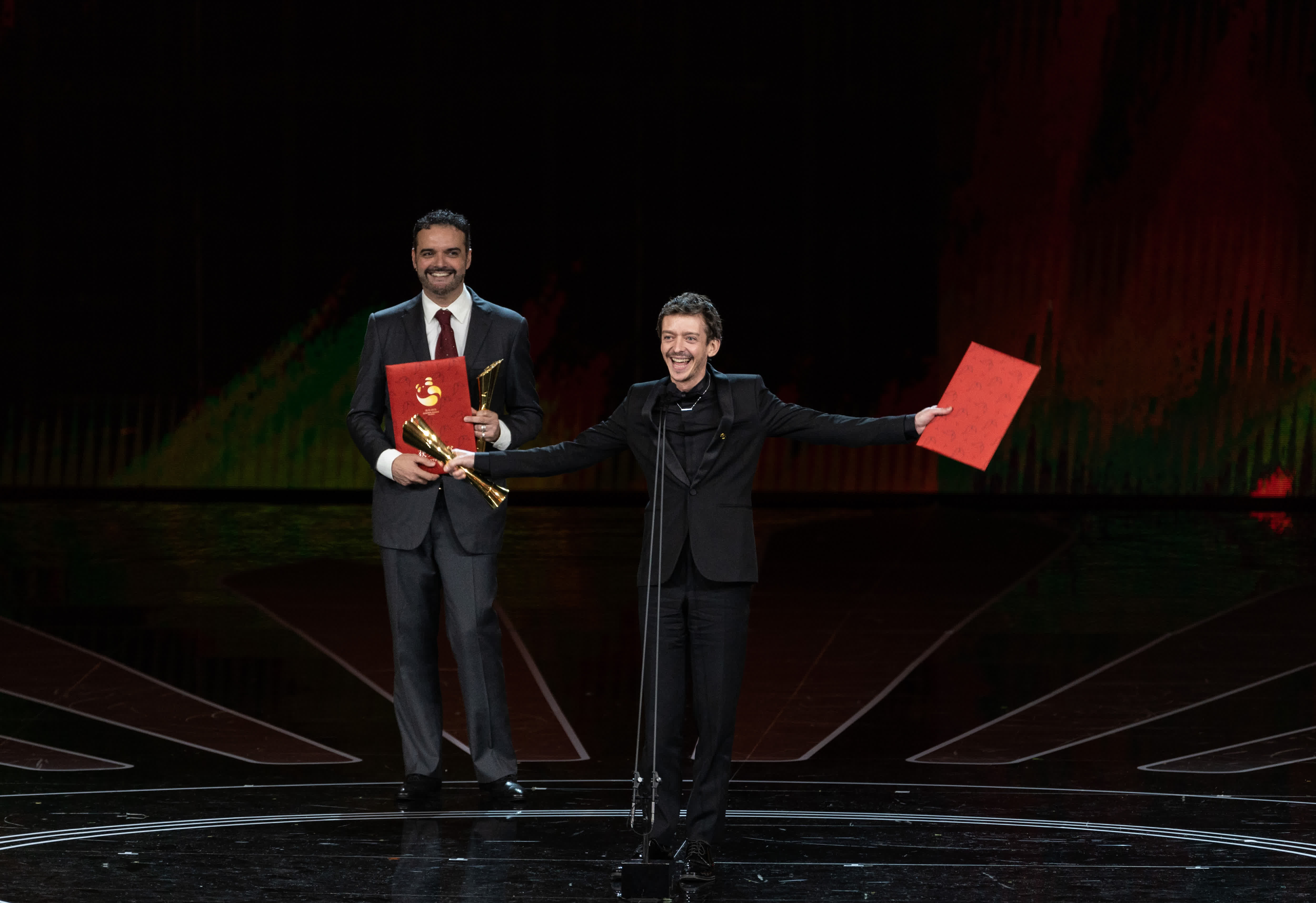 首屆金熊貓盛典上，電影單元最佳男主角獎獲得者納威爾·佩雷茲·畢斯卡亞特（右）發表獲獎感言。
