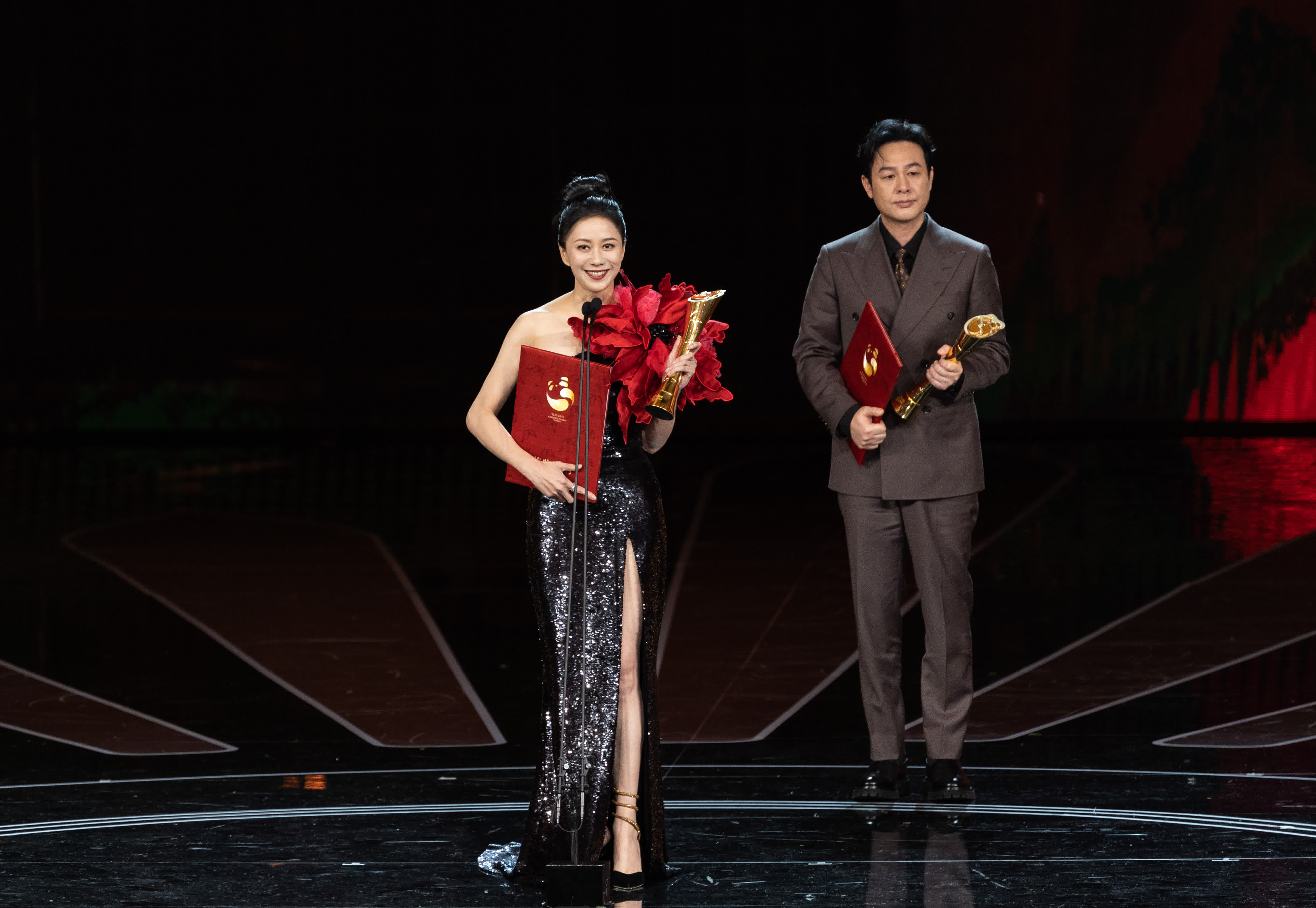 首屆金熊貓盛典上，電影單元最佳男配角獎獲得者張頌文、最佳女配角獎獲得者倪虹潔（左）發表獲獎感言。