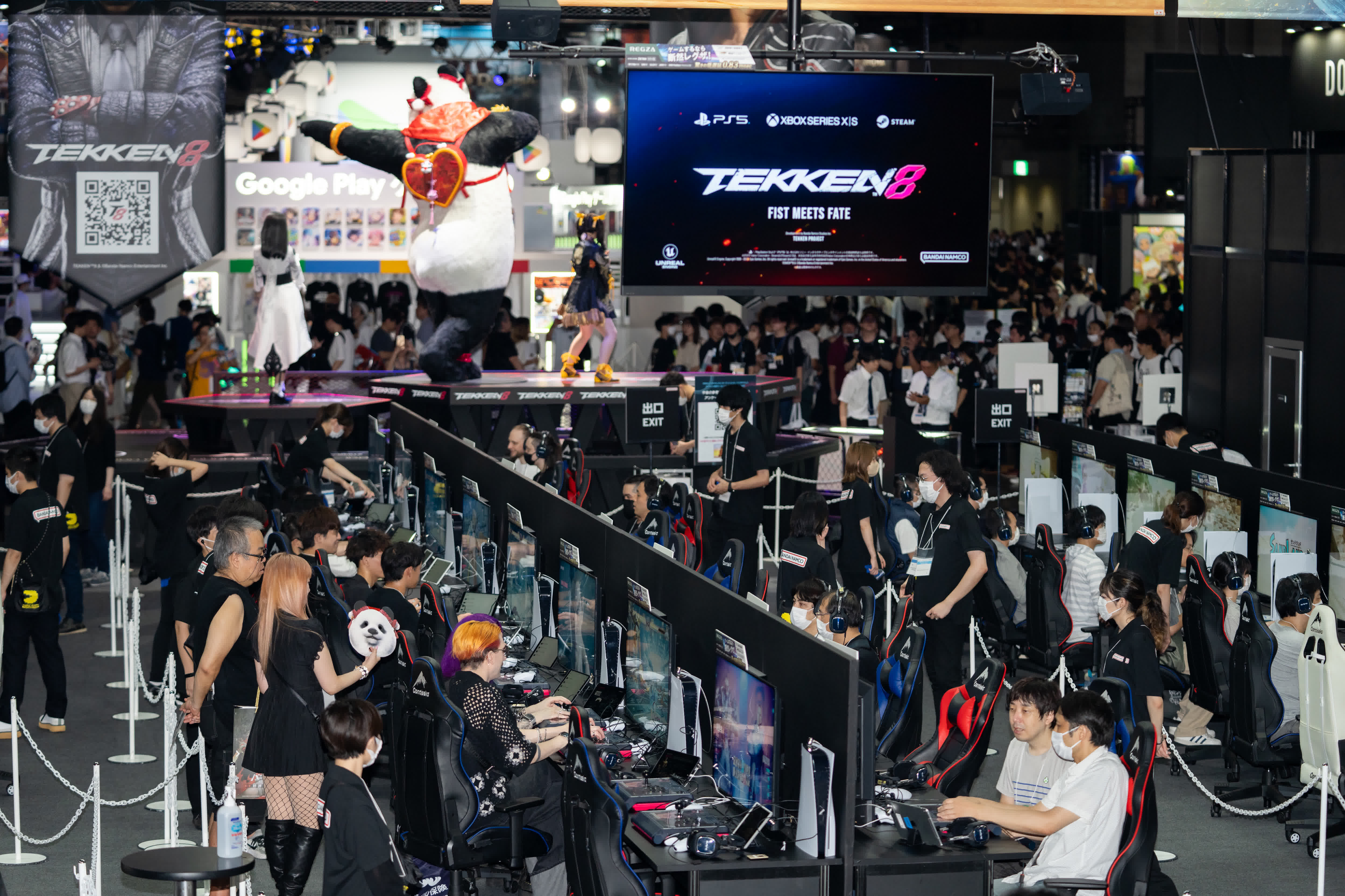 在日本千葉縣幕張展覽館的東京電玩展上，人們試玩萬代南夢宮工作室的遊戲。
