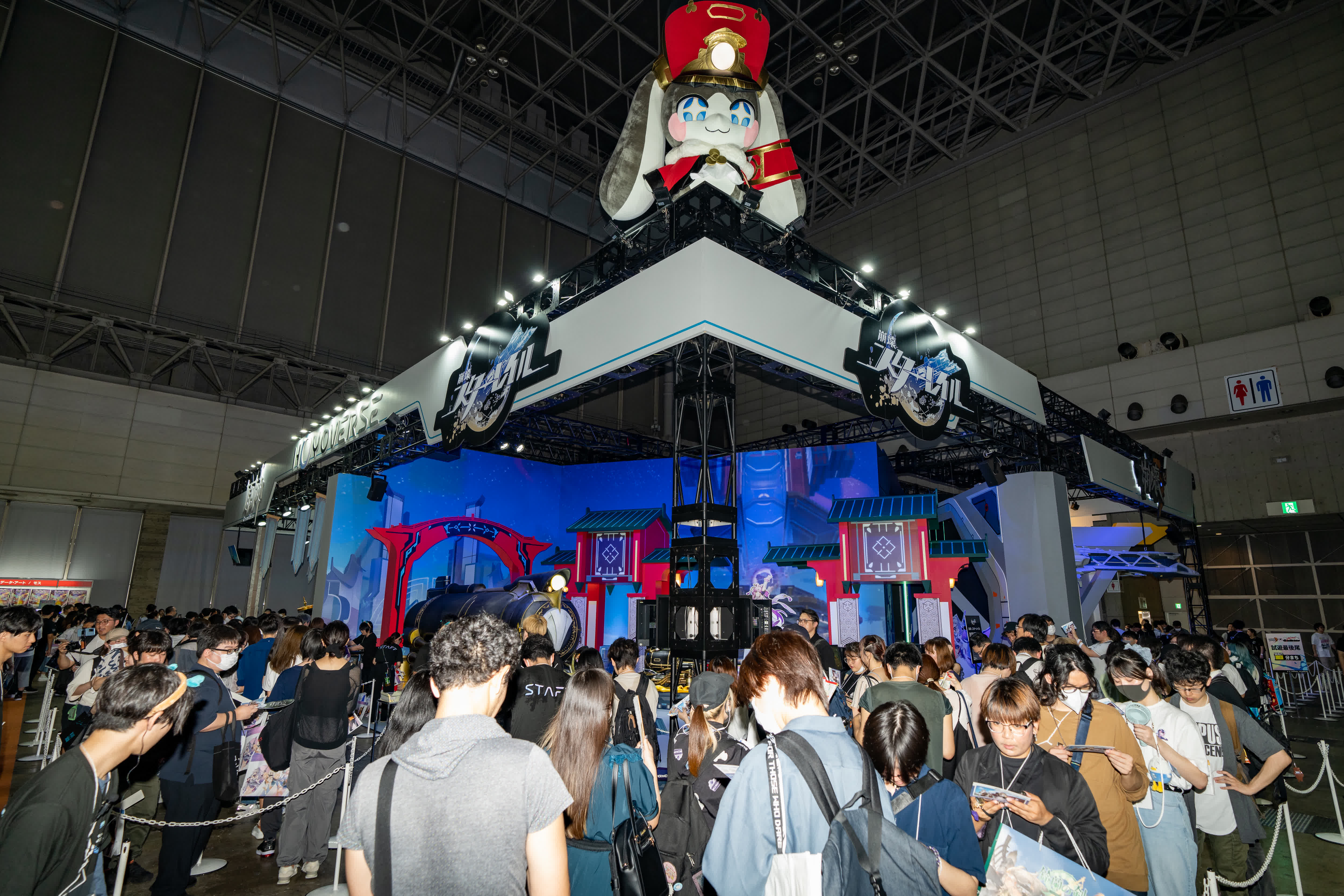 在日本千葉縣幕張展覽館的東京電玩展上，人們排隊等待試玩米哈遊展台的遊戲。