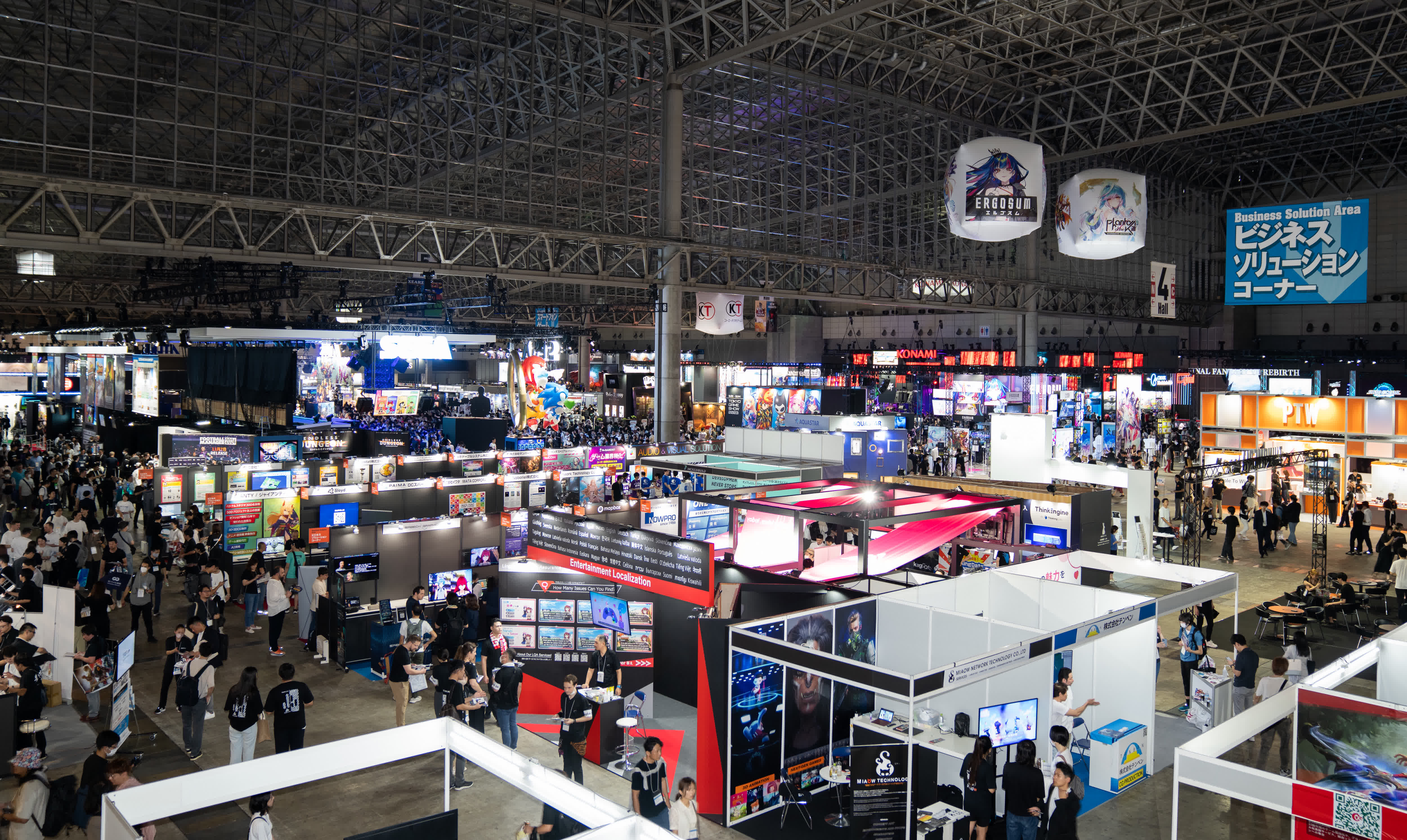 人們在日本千葉縣幕張展覽館參觀東京電玩展。