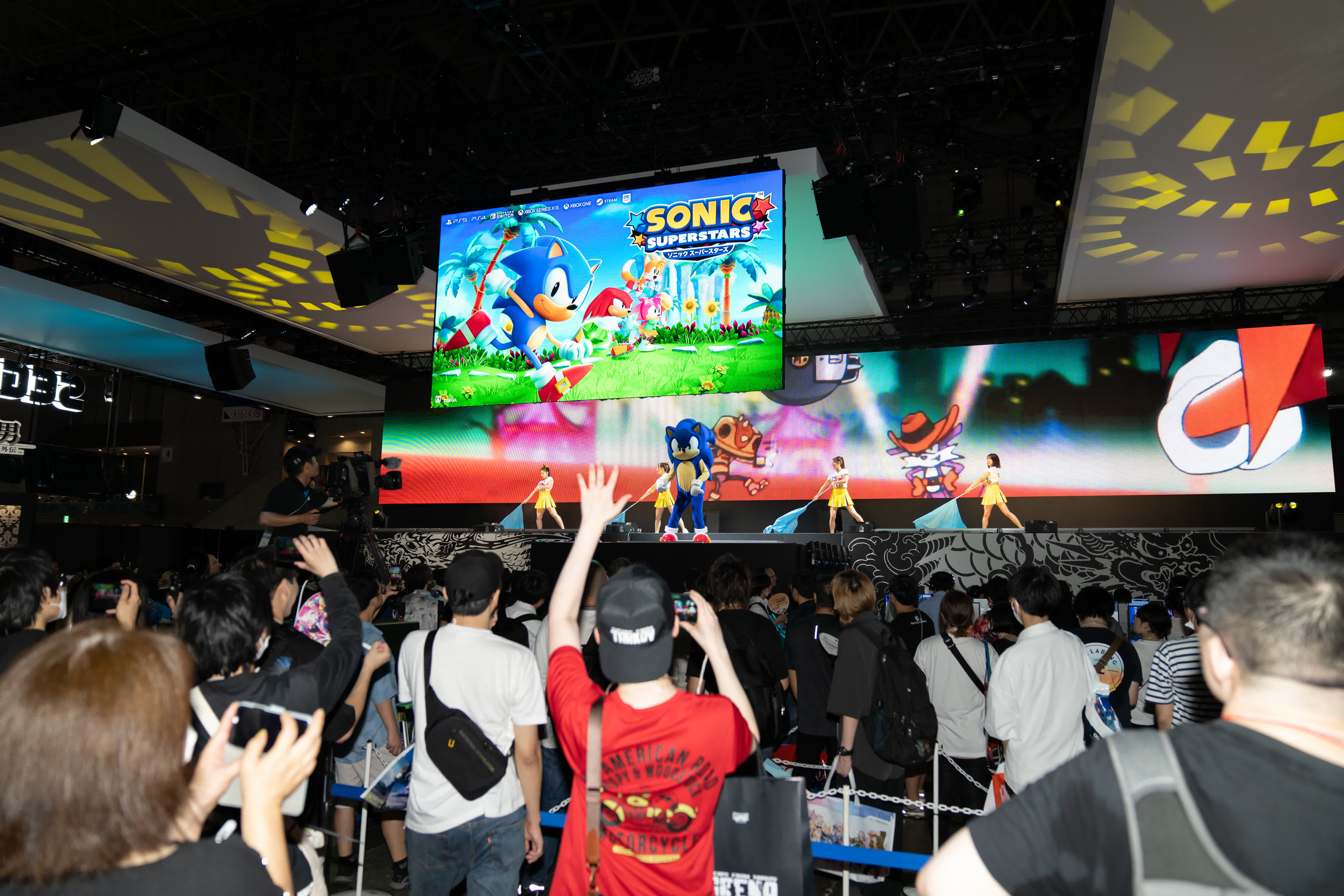 在日本千葉縣幕張展覽館的東京電玩展上，人們觀看世嘉展台的索尼克表演。