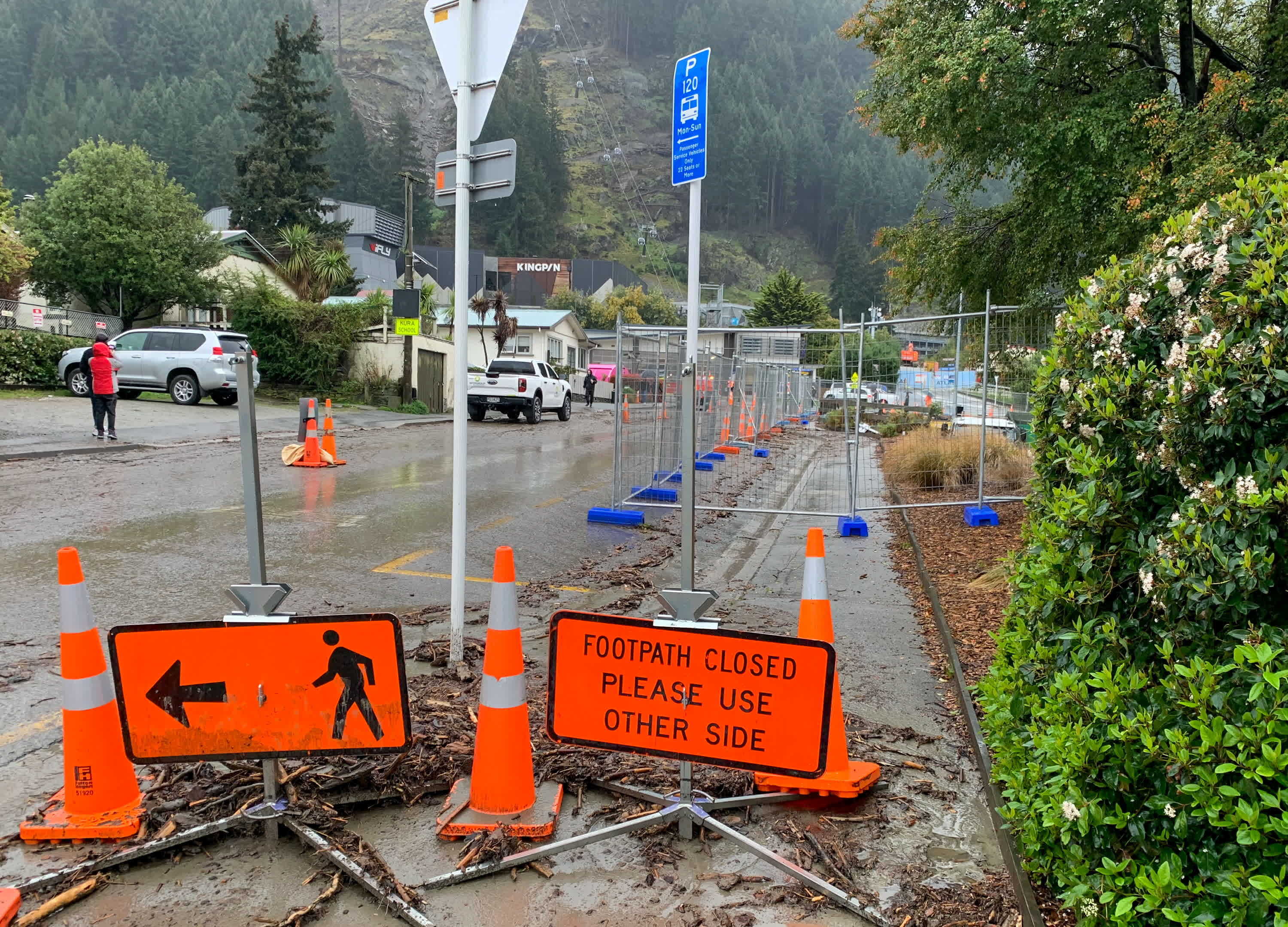 9月22日，在新西蘭南島昆斯敦，通往觀景纜車的道路因泥石流關閉。（新華社）
