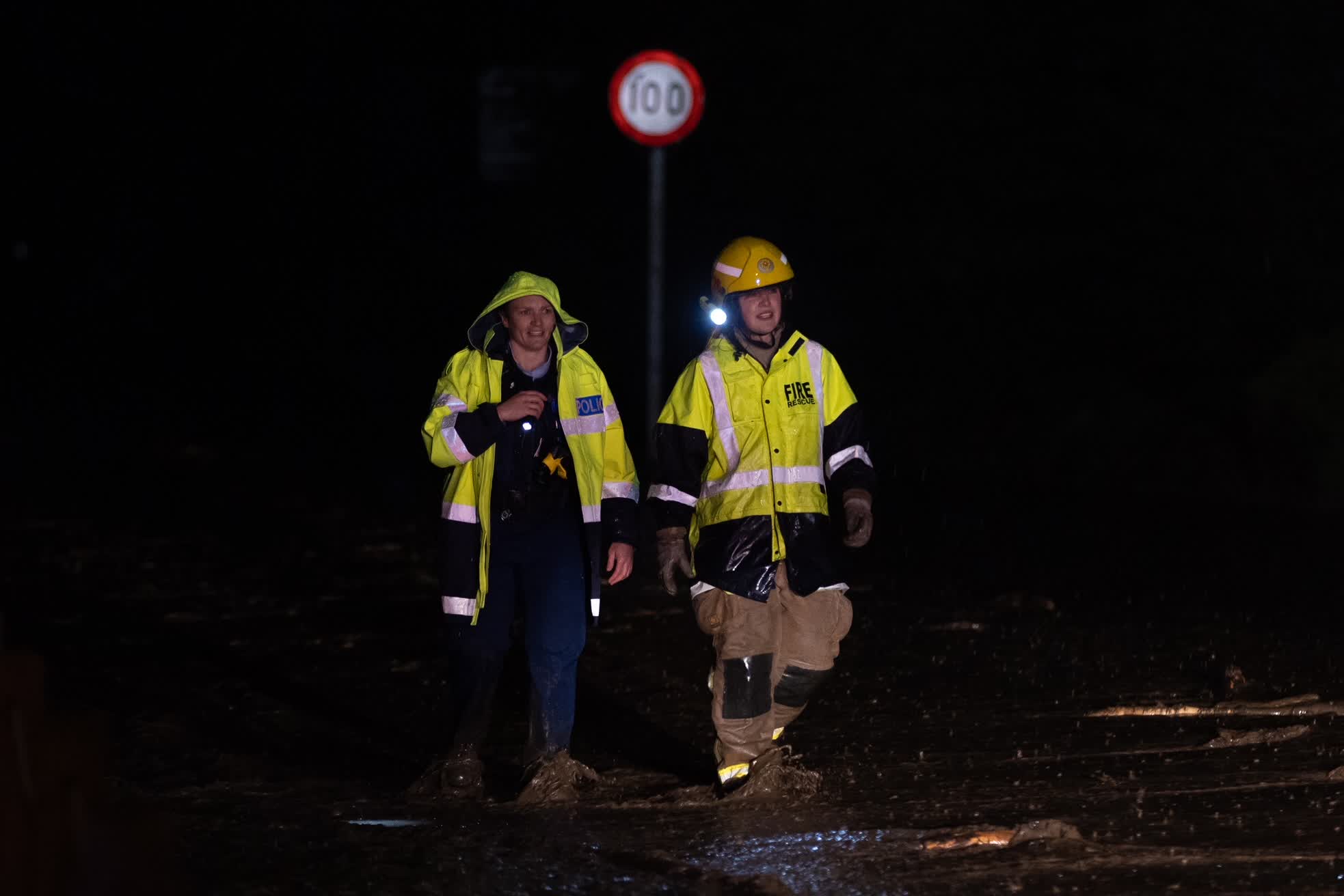 9月21日晚，工作人員在新西蘭南島昆斯敦巡檢道路。（新華社）