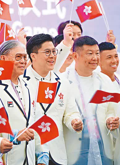 霍啟剛大讚杭州亞運食住行　港代表團入村升旗