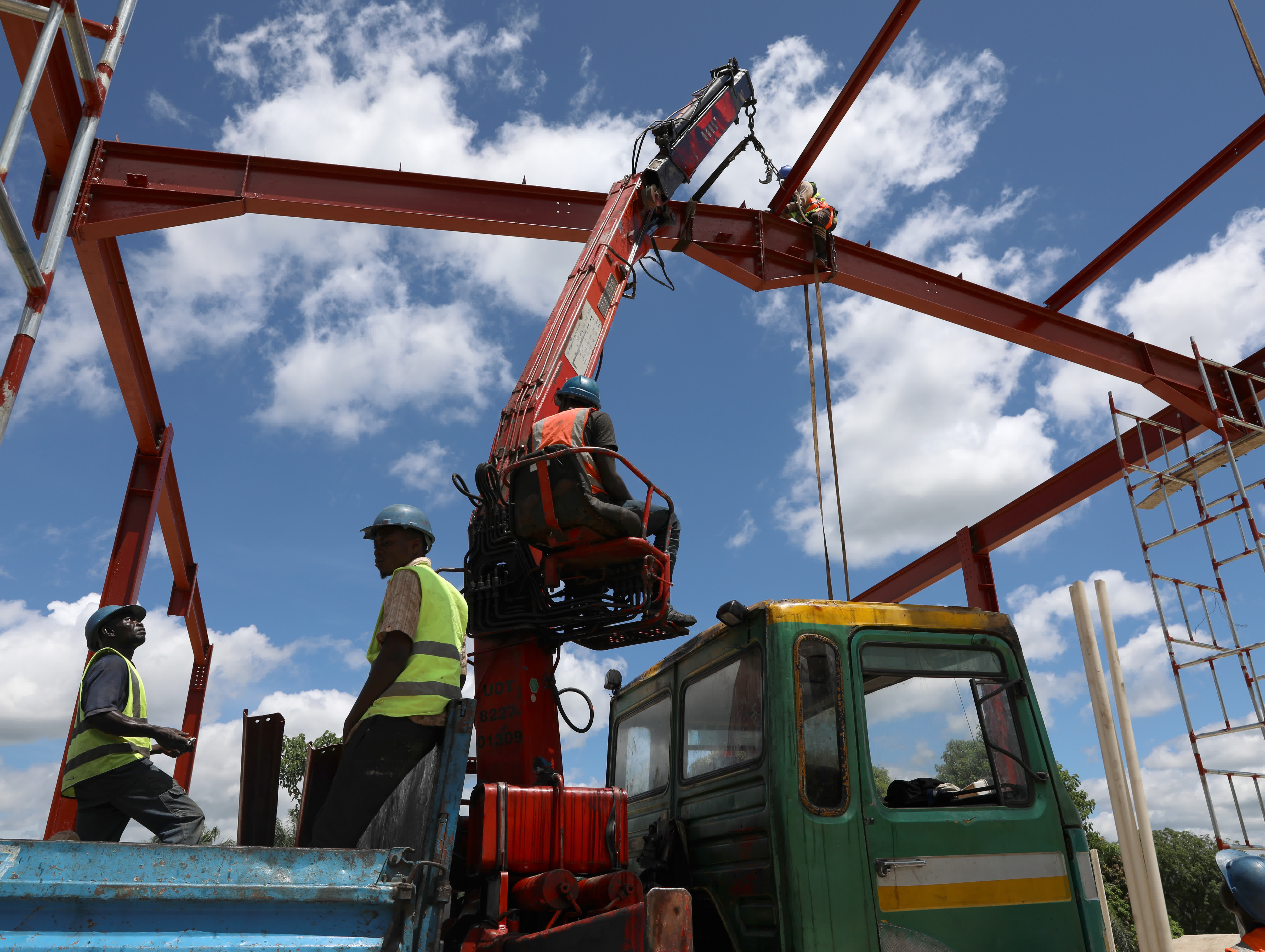9月20日，工人修建尼日利亞凱菲路一期工程收費站。（新華社）