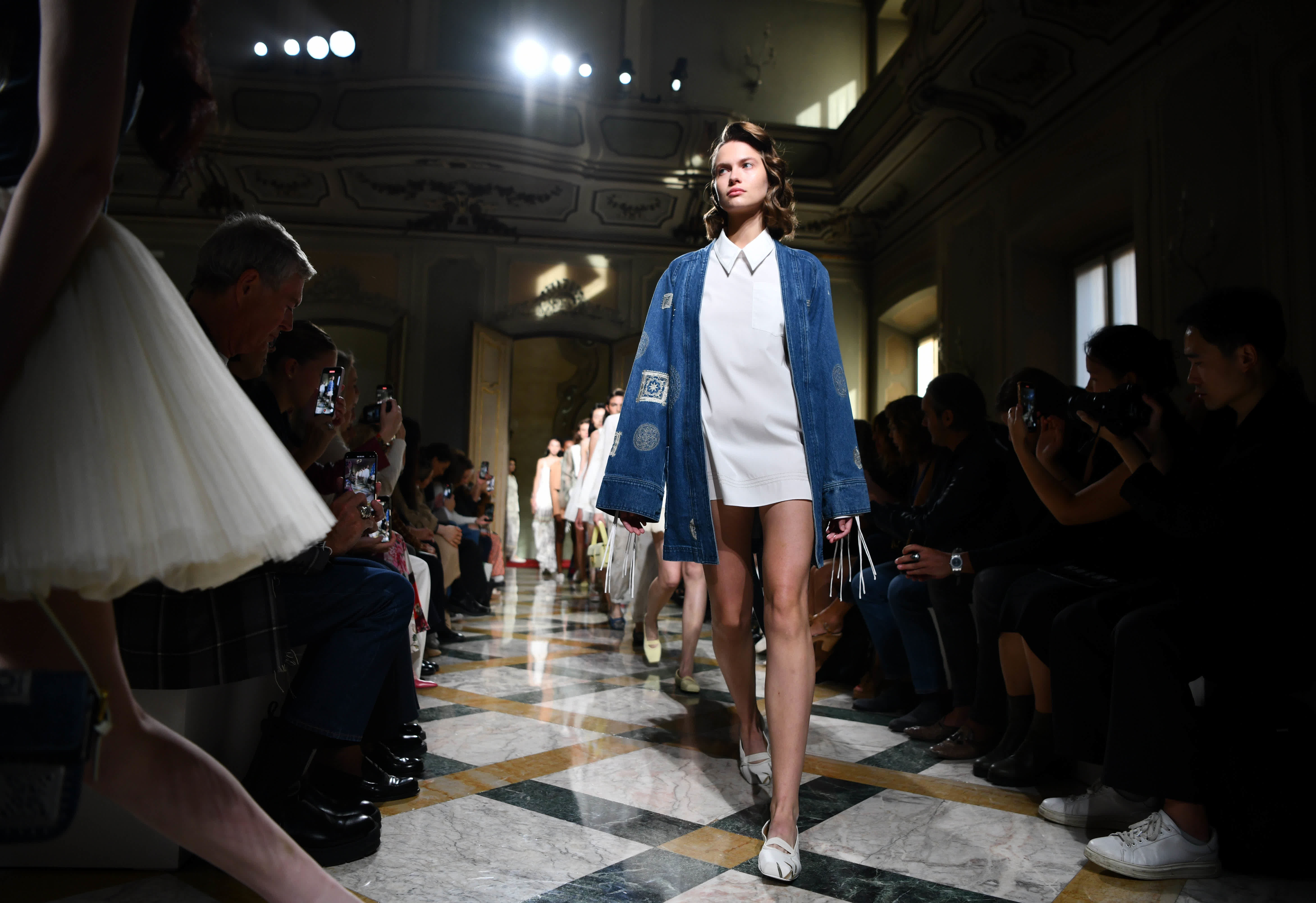 9月24日，模特在意大利米蘭時裝周上展示含有貴州苗繡元素的設計時裝。（新華社）