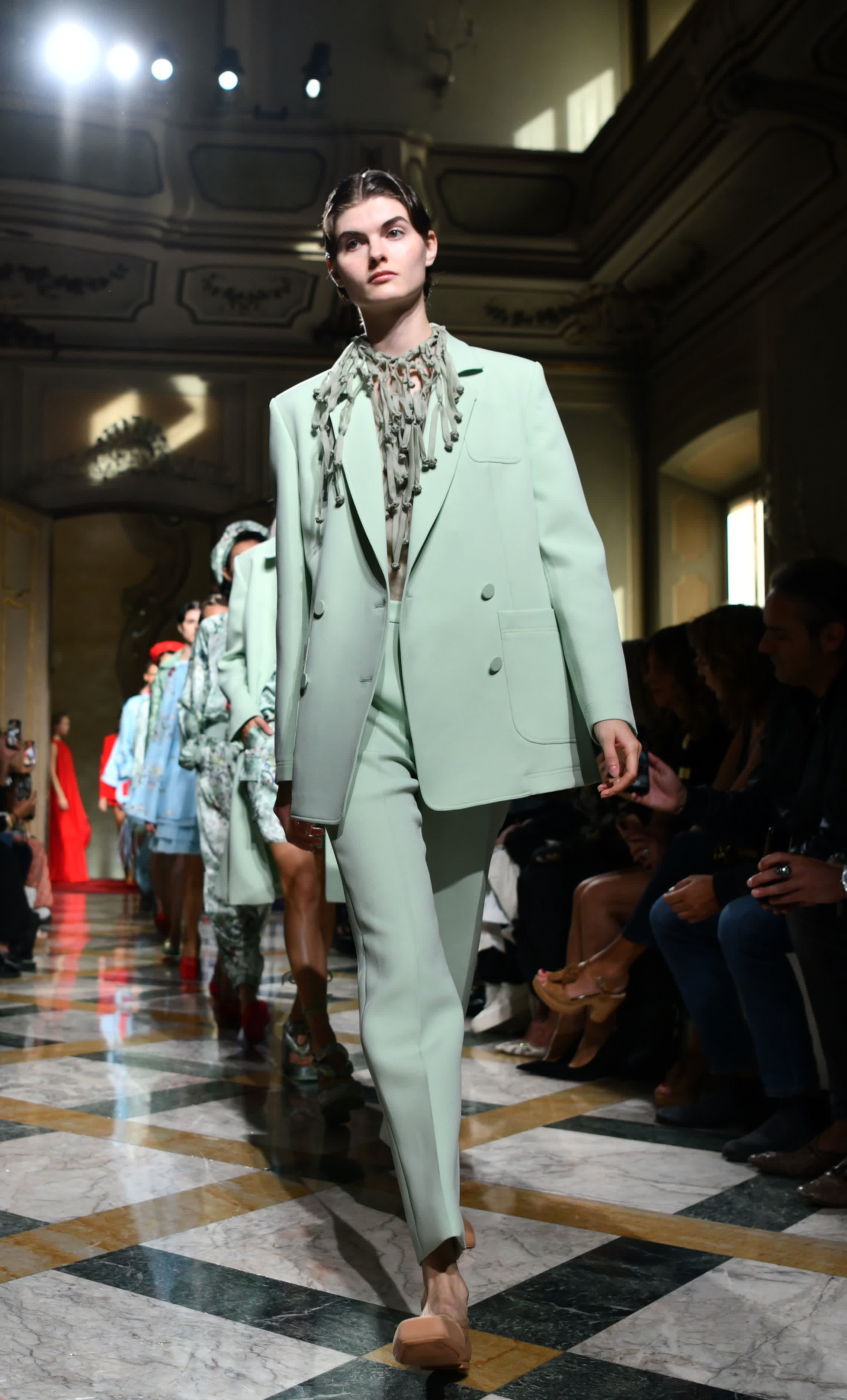 9月24日，模特在意大利米蘭時裝周上展示含有貴州苗繡元素的設計時裝。（新華社）
