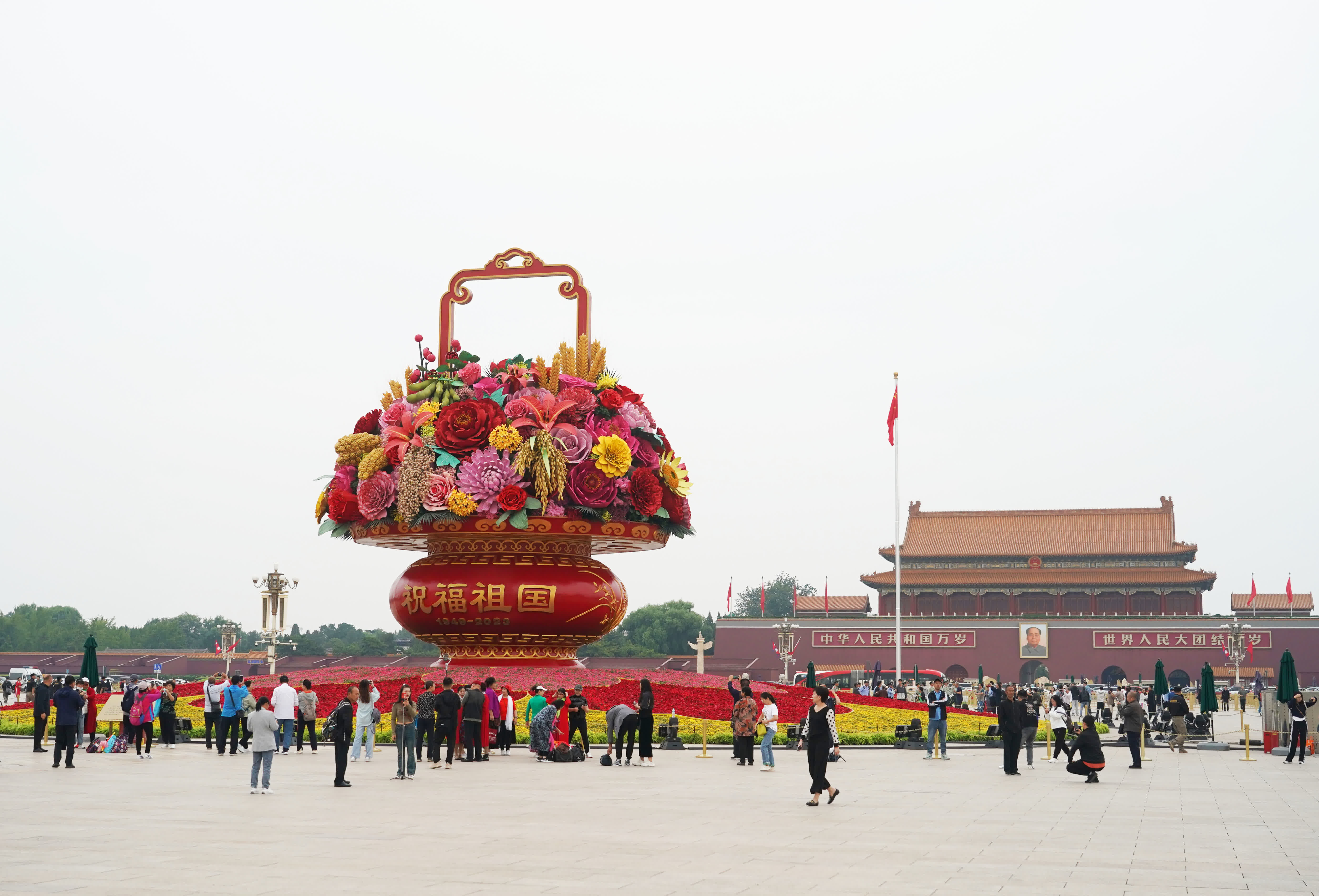 這是9月25日在北京天安門廣場拍攝的「祝福祖國」巨型花籃。