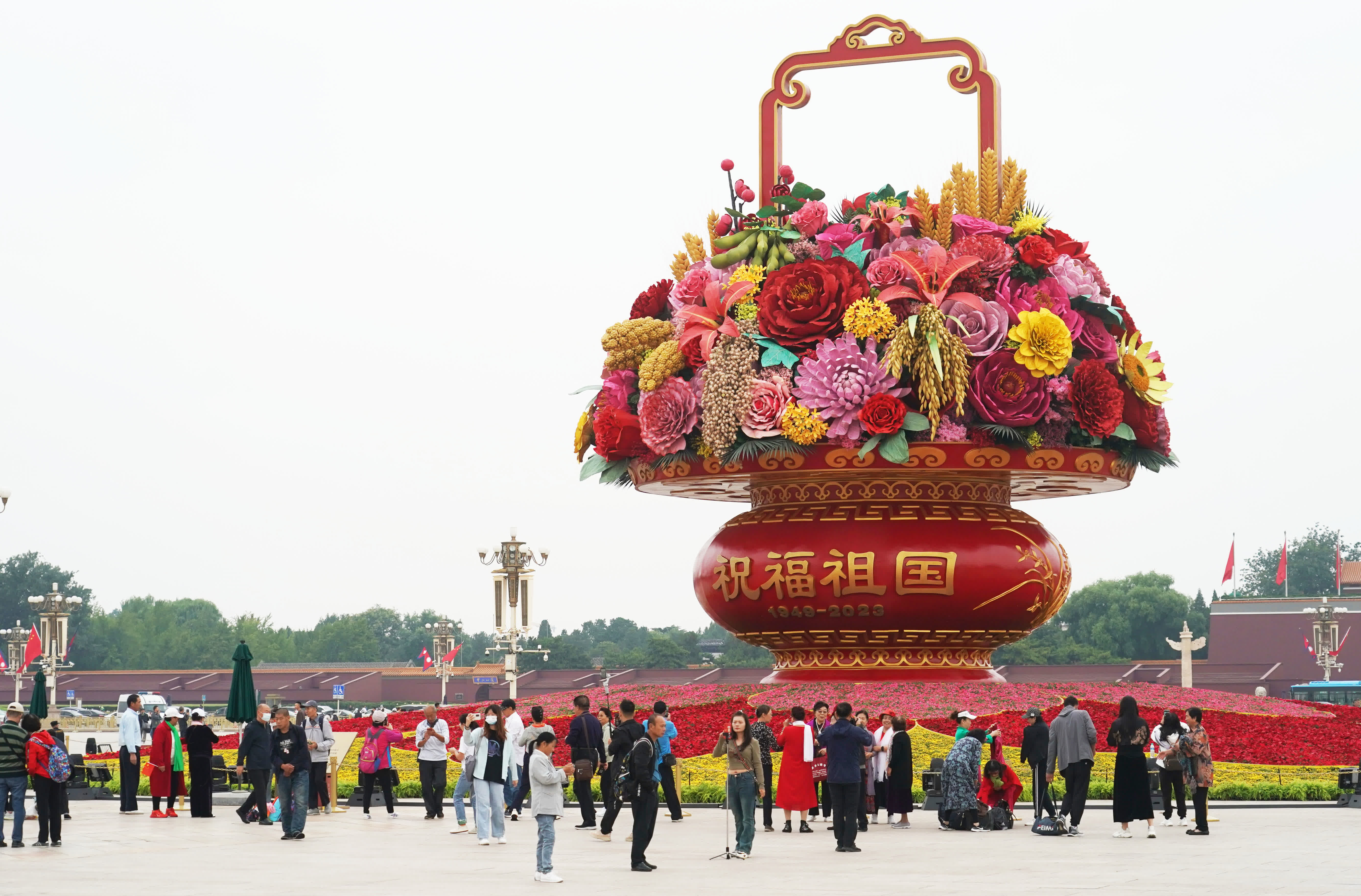 這是9月25日在北京天安門廣場拍攝的「祝福祖國」巨型花籃。