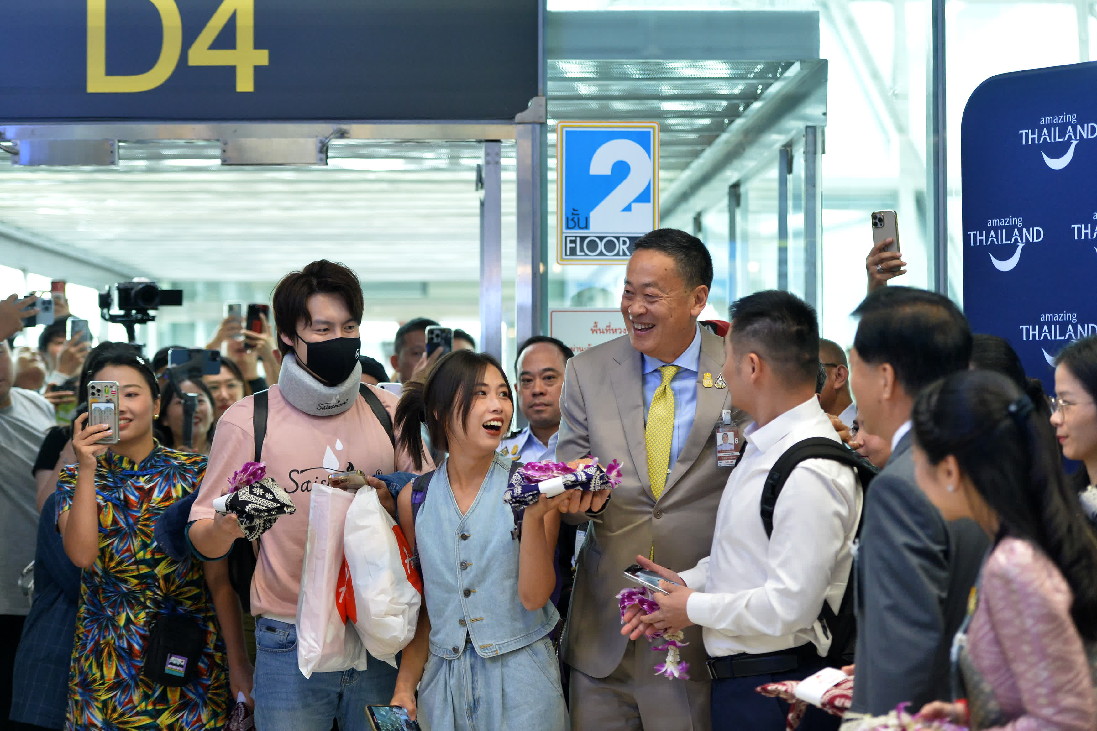 9月25日,泰國總理賽塔·他威信(前排左四)在曼谷素萬那普國際機場迎接中國遊客。(新華社) 9月25日,泰國總理賽塔·他威信(前排左四)在曼谷素萬那普國際機場迎接中國遊客。(新華社)