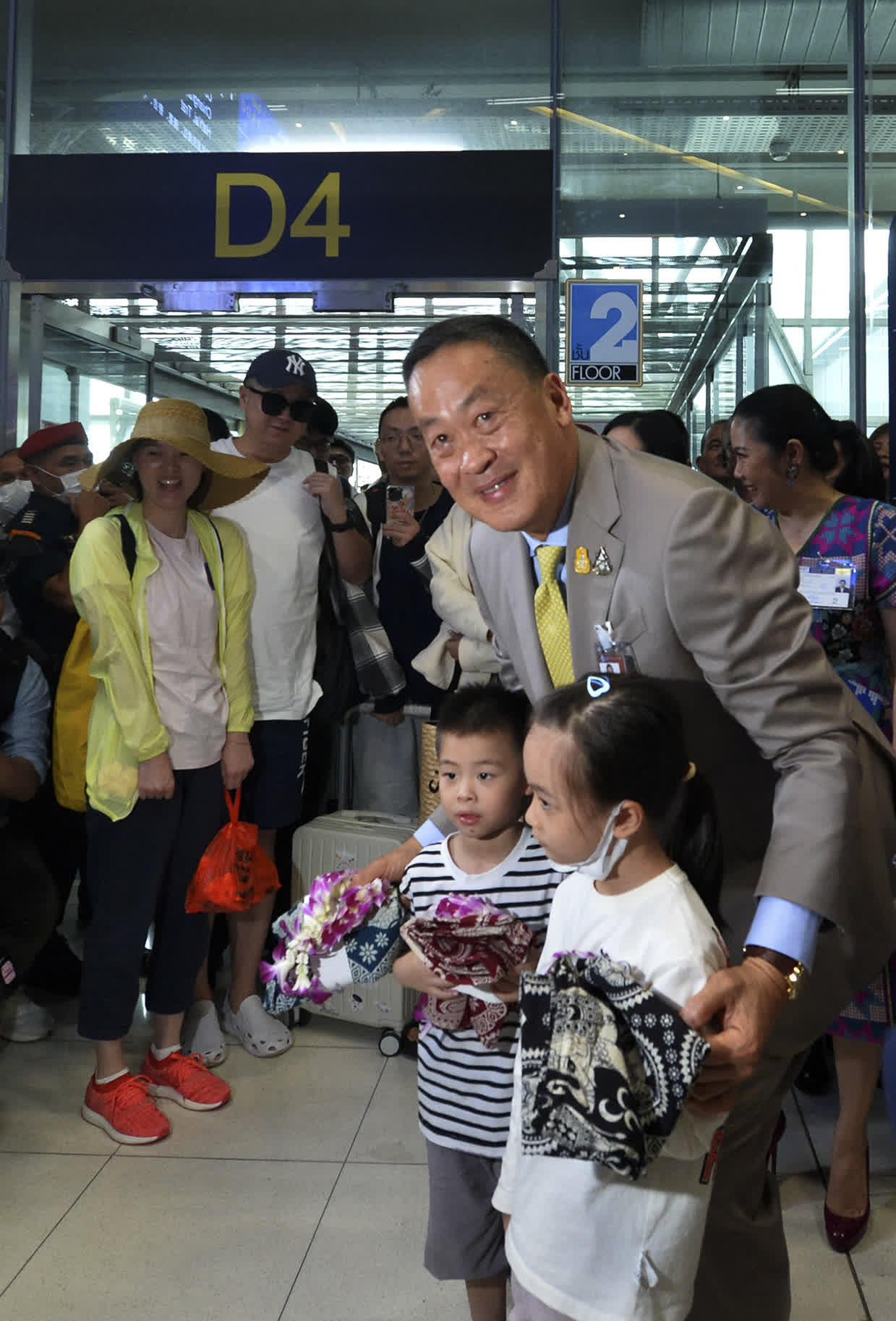 9月25日,泰國總理賽塔·他威信(中)在曼谷素萬那普國際機場迎接中國遊客。(新華社) 9月25日,泰國總理賽塔·他威信(中)在曼谷素萬那普國際機場迎接中國遊客。(新華社)