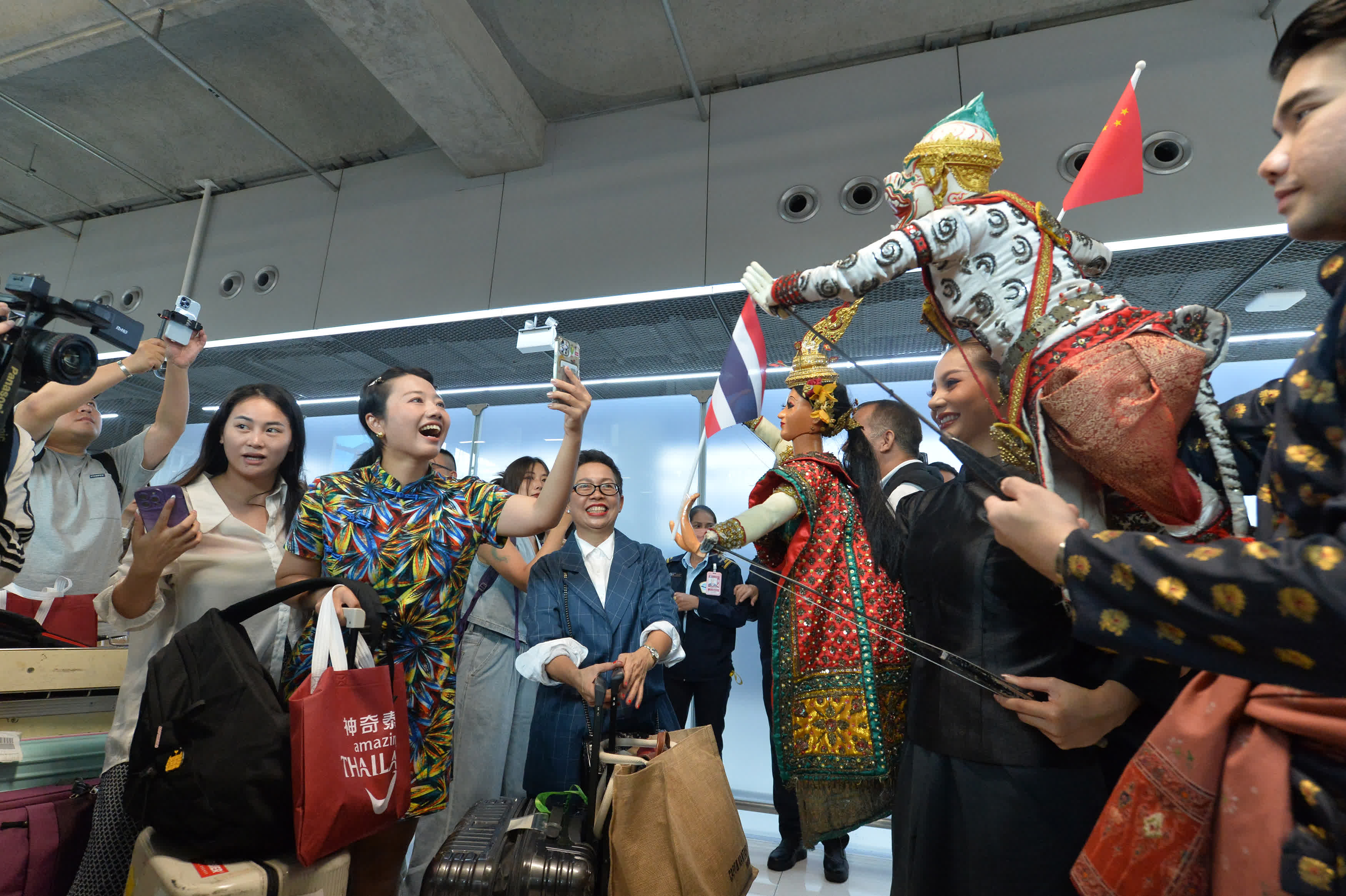 9月25日,工作人員在泰國曼谷素萬那普國際機場迎接中國遊客。(新華社) 9月25日,工作人員在泰國曼谷素萬那普國際機場迎接中國遊客。(新華社)
