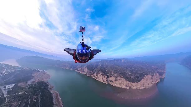 極限運動——翼裝飛行運動員張樹鵬在內蒙古飛越黃河