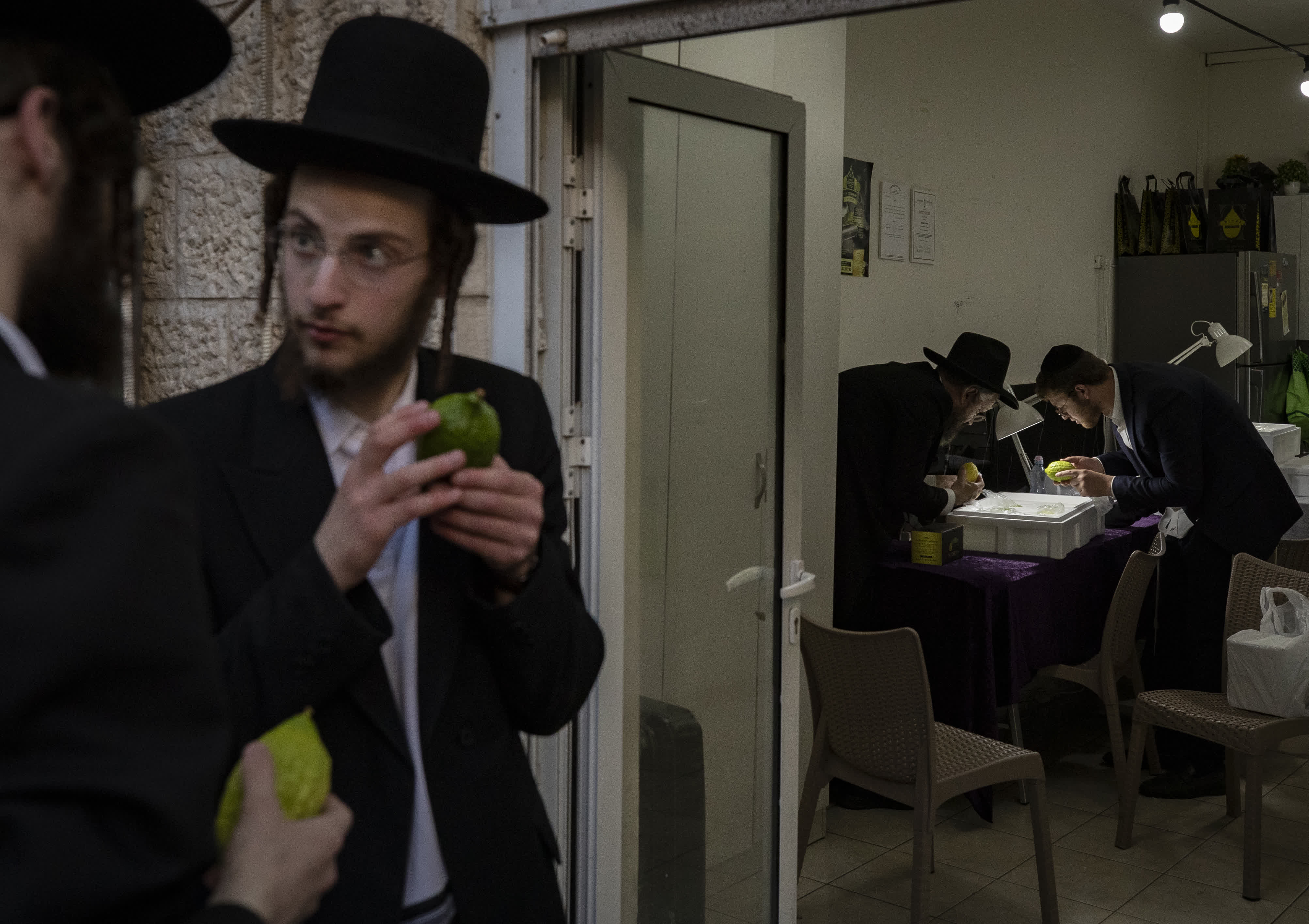 9月26日，猶太教徒在耶路撒冷選購將於住棚節期間使用的香櫞果實。（新華社）