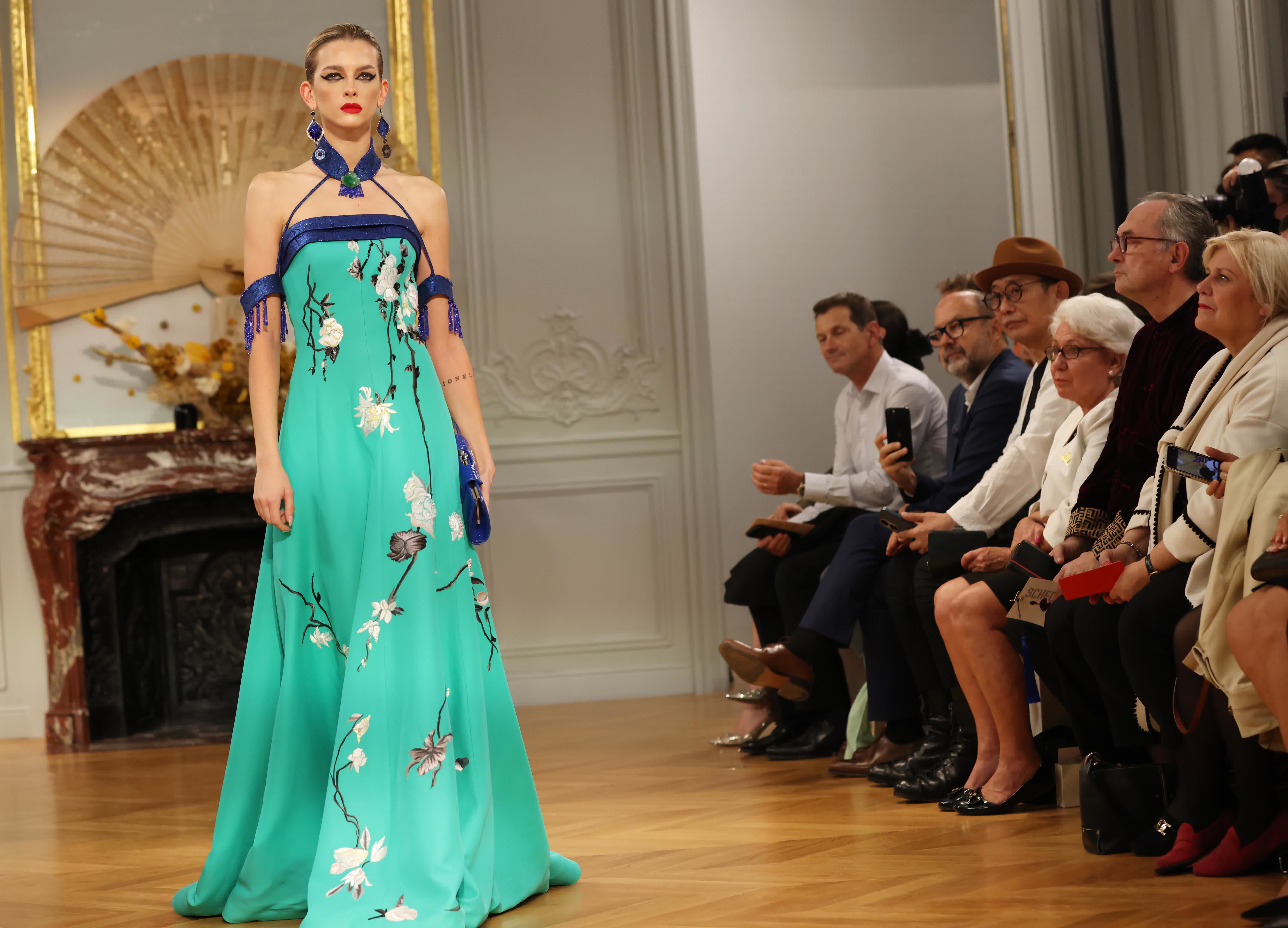 模特在法國巴黎中國文化中心舉辦的「恭王府服飾秀」上展示設計師勞倫斯·許創作的恭王府系列高定服裝。
