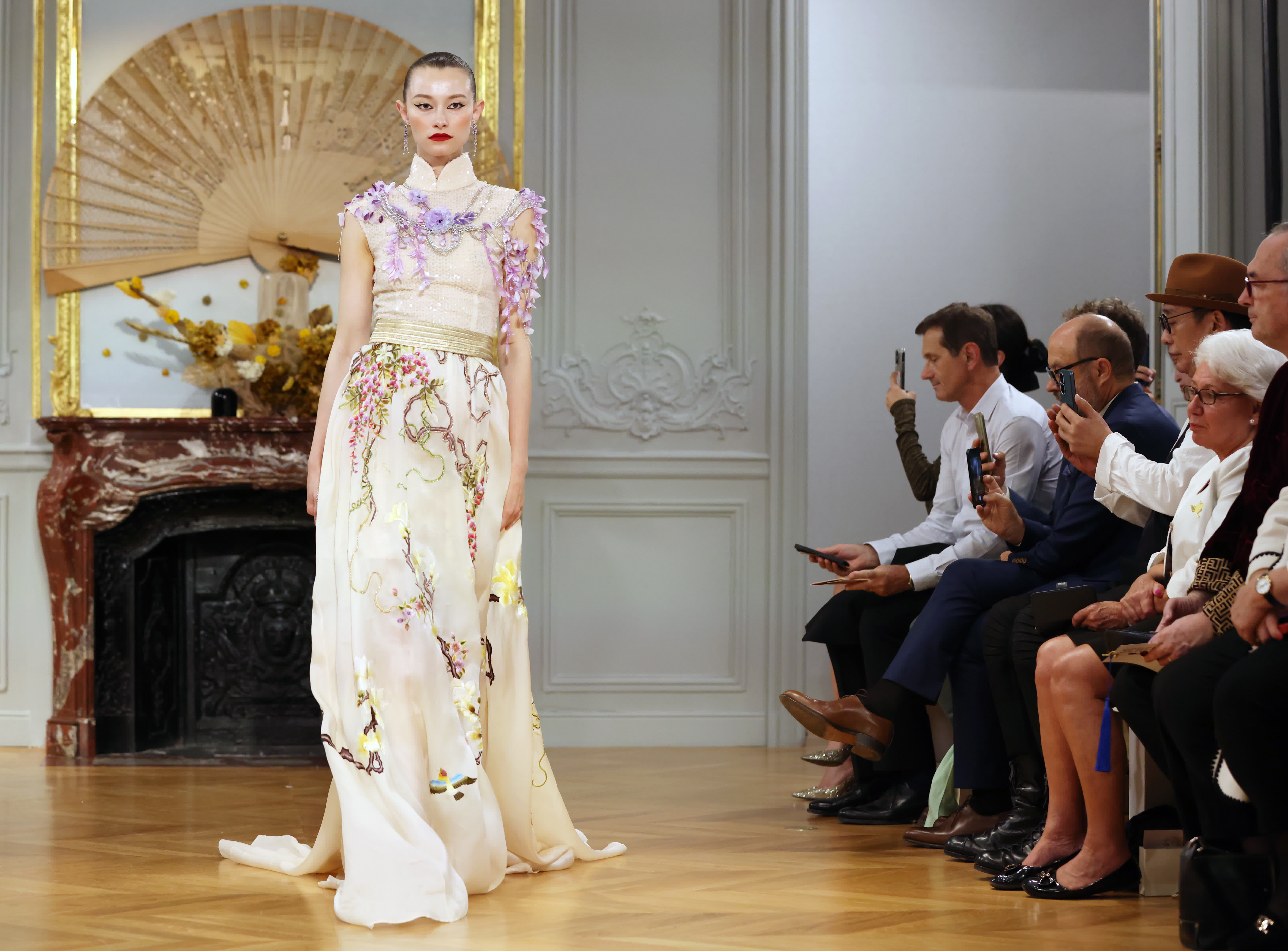 模特在法國巴黎中國文化中心舉辦的「恭王府服飾秀」上展示設計師勞倫斯·許創作的恭王府系列高定服裝。