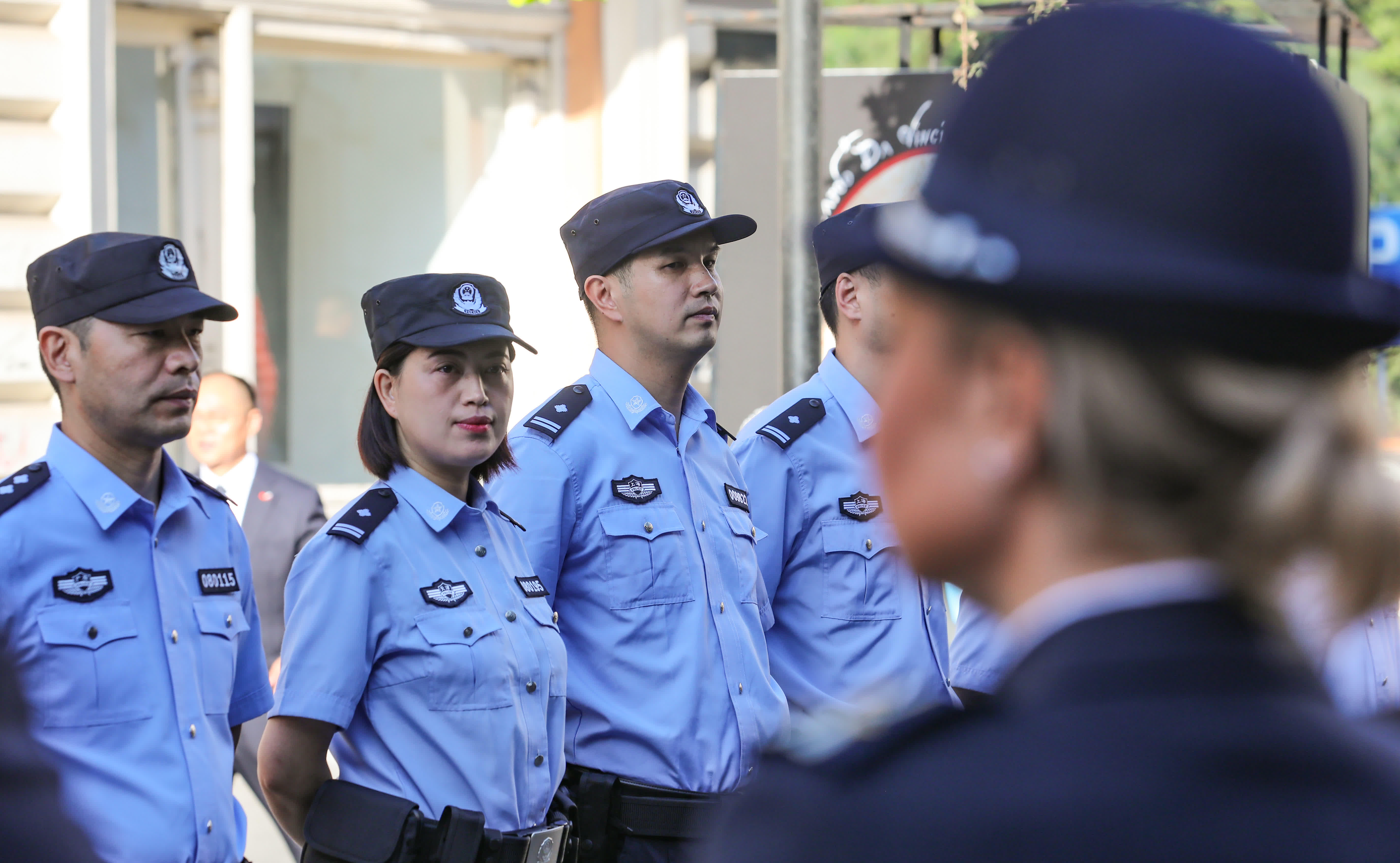 9月28日，在塞爾維亞首都貝爾格萊德，中塞兩國警察參加警務聯合巡邏啟動儀式。（新華社）