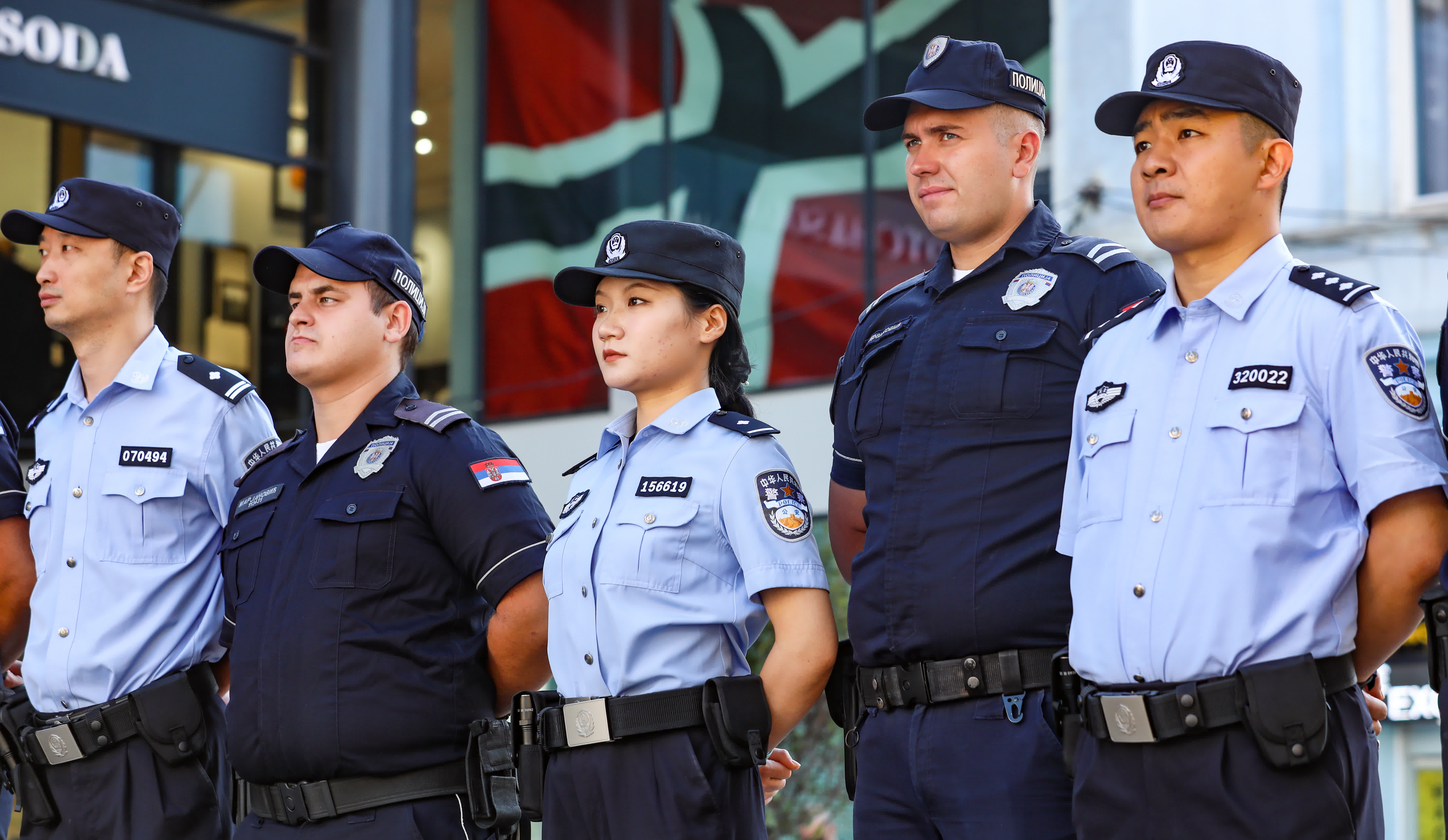 9月28日，在塞爾維亞首都貝爾格萊德，中塞兩國警察參加警務聯合巡邏啟動儀式。（新華社）