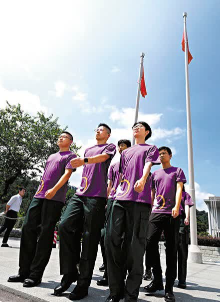 （有片）港中大首支學生國旗護衛隊隊員：升國旗是捍衛國家尊嚴象徵