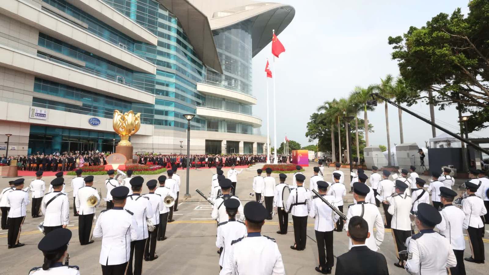 （有片）慶國慶74周年　金紫荊廣場舉行升旗禮