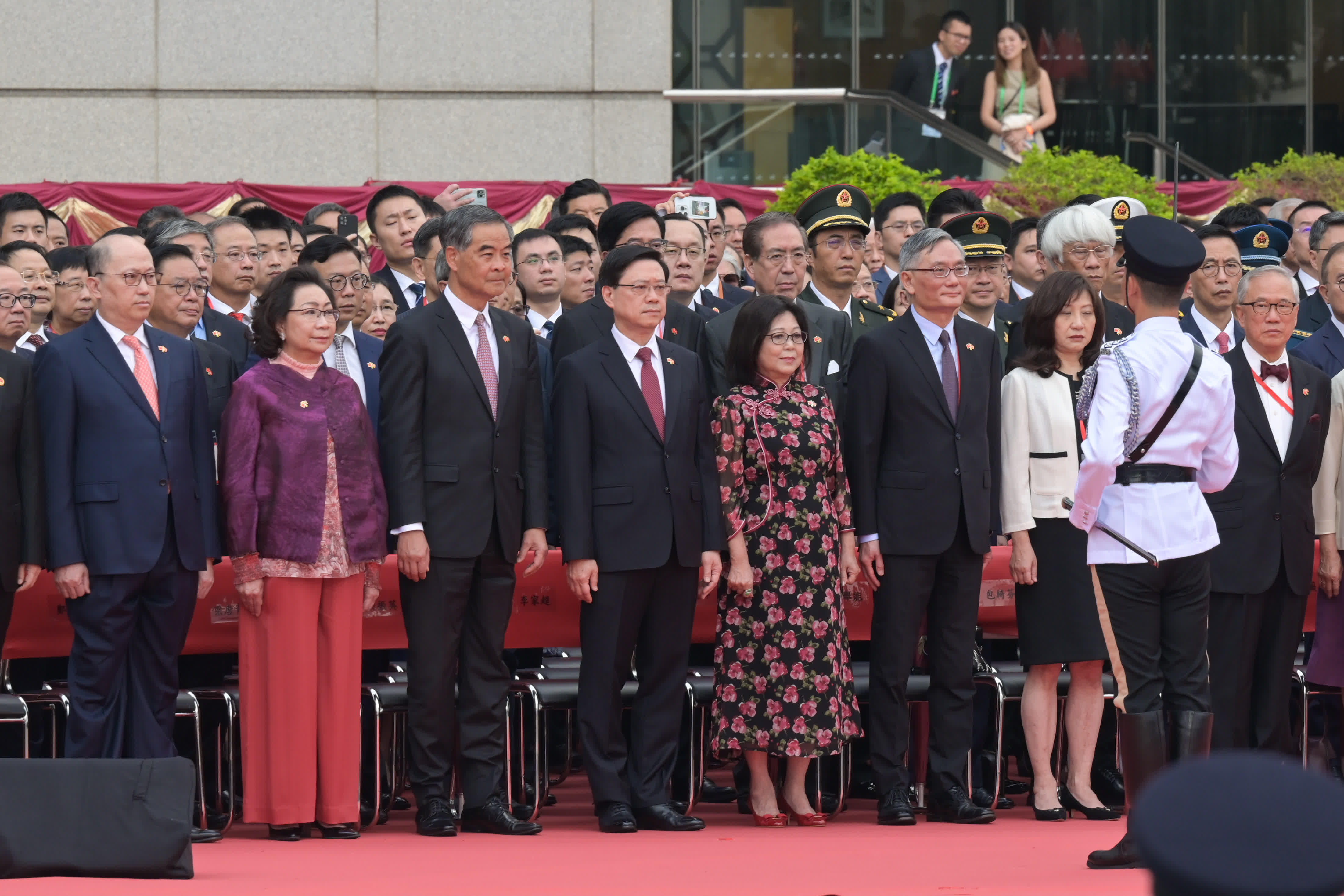 全國政協副主席梁振英（左三）、香港特區行政長官李家超（左四）、中央政府駐港聯絡辦主任鄭雁雄（左一）等嘉賓出席升旗儀式。 （香港中通社）