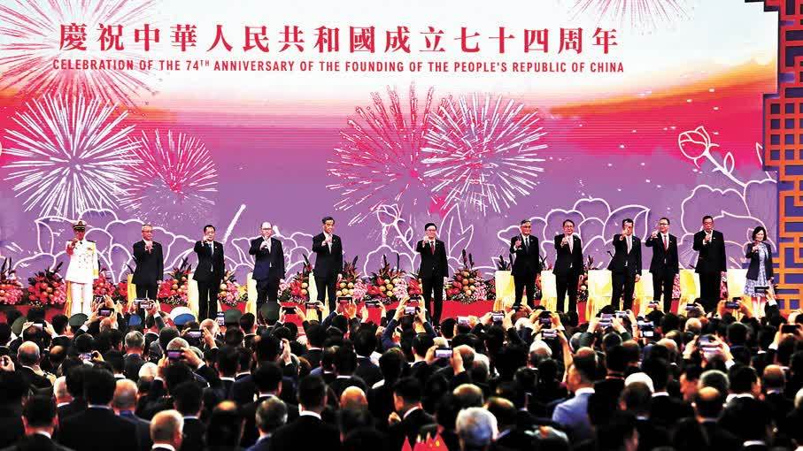 國慶74周年｜特首讚港人「有橋」「食腦」識走位