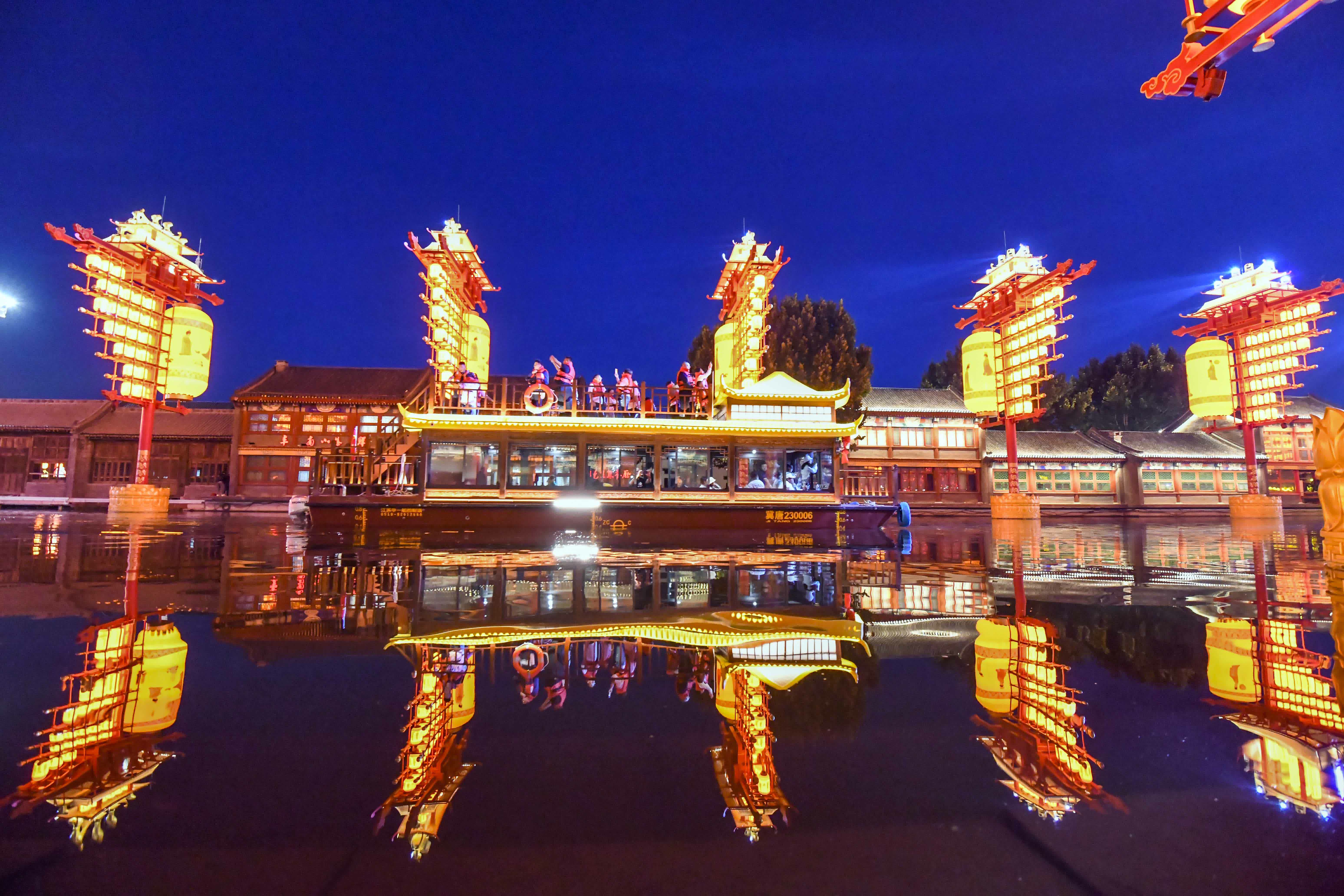 10月1日，遊客乘坐遊船在唐山市丰南區河頭老街賞景。（新華社）