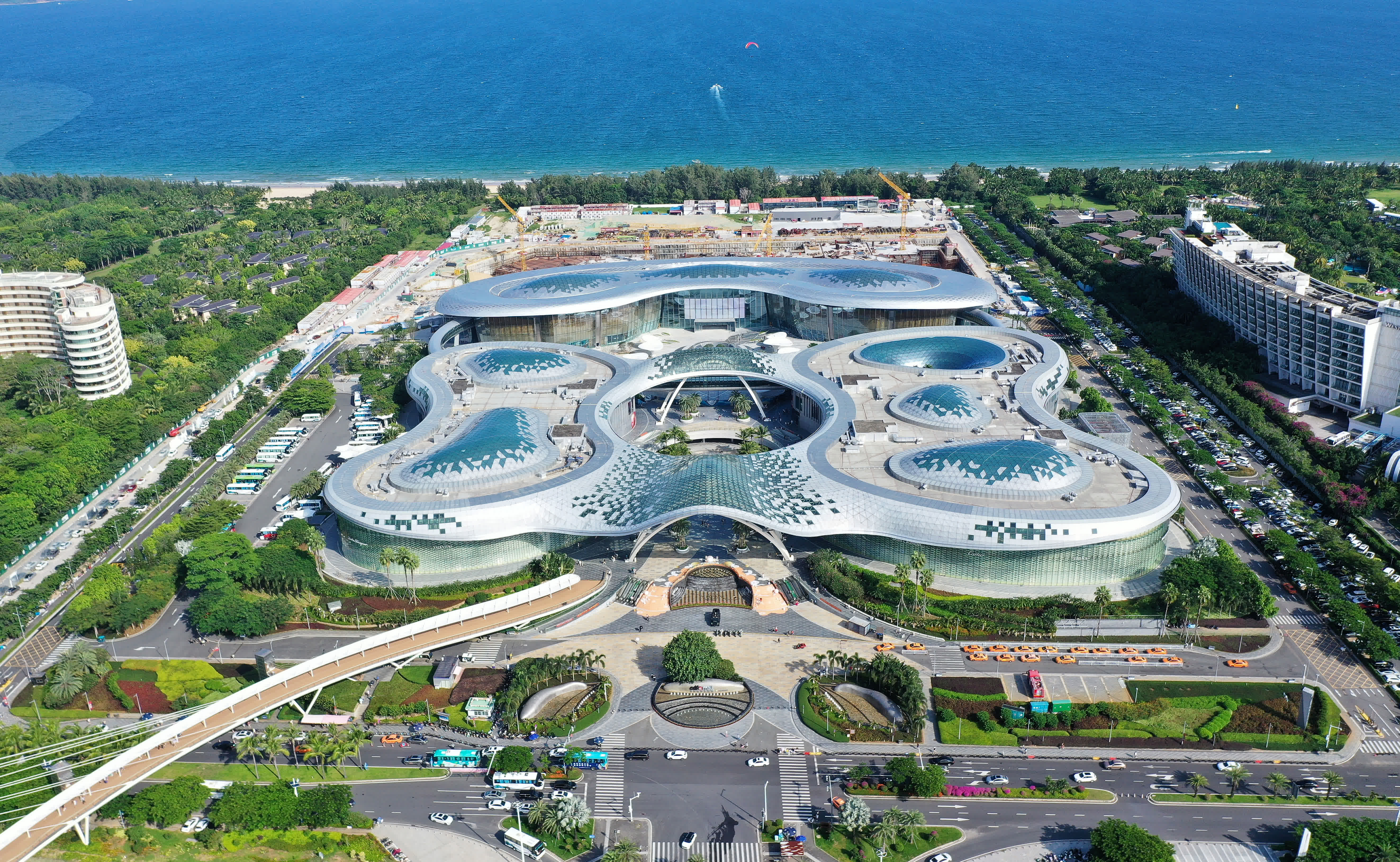 這是海南三亞國際免稅城（無人機照片，10月2日攝）。（新華社）
