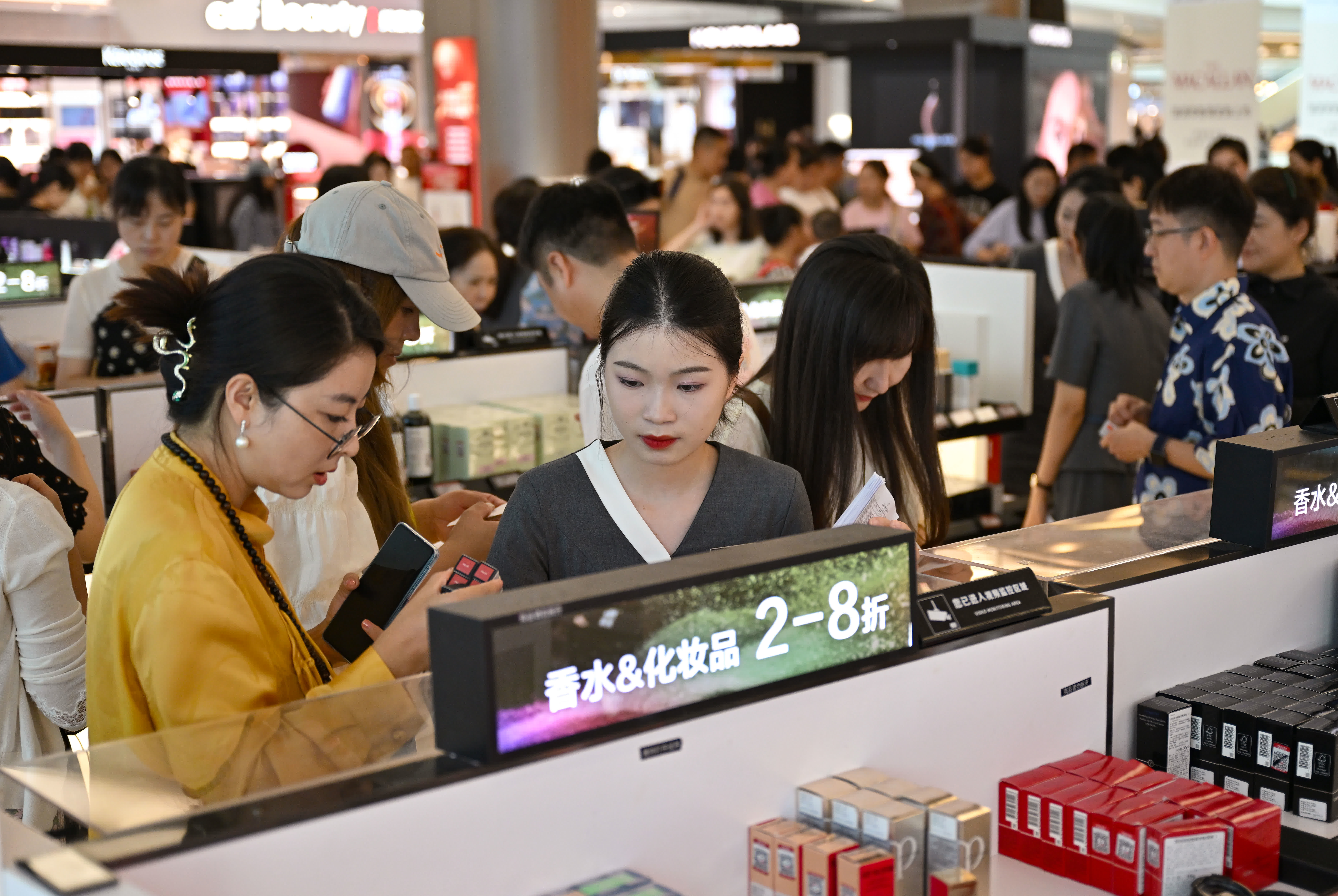9月30日，遊客在海南三亞國際免稅城購物。（新華社）