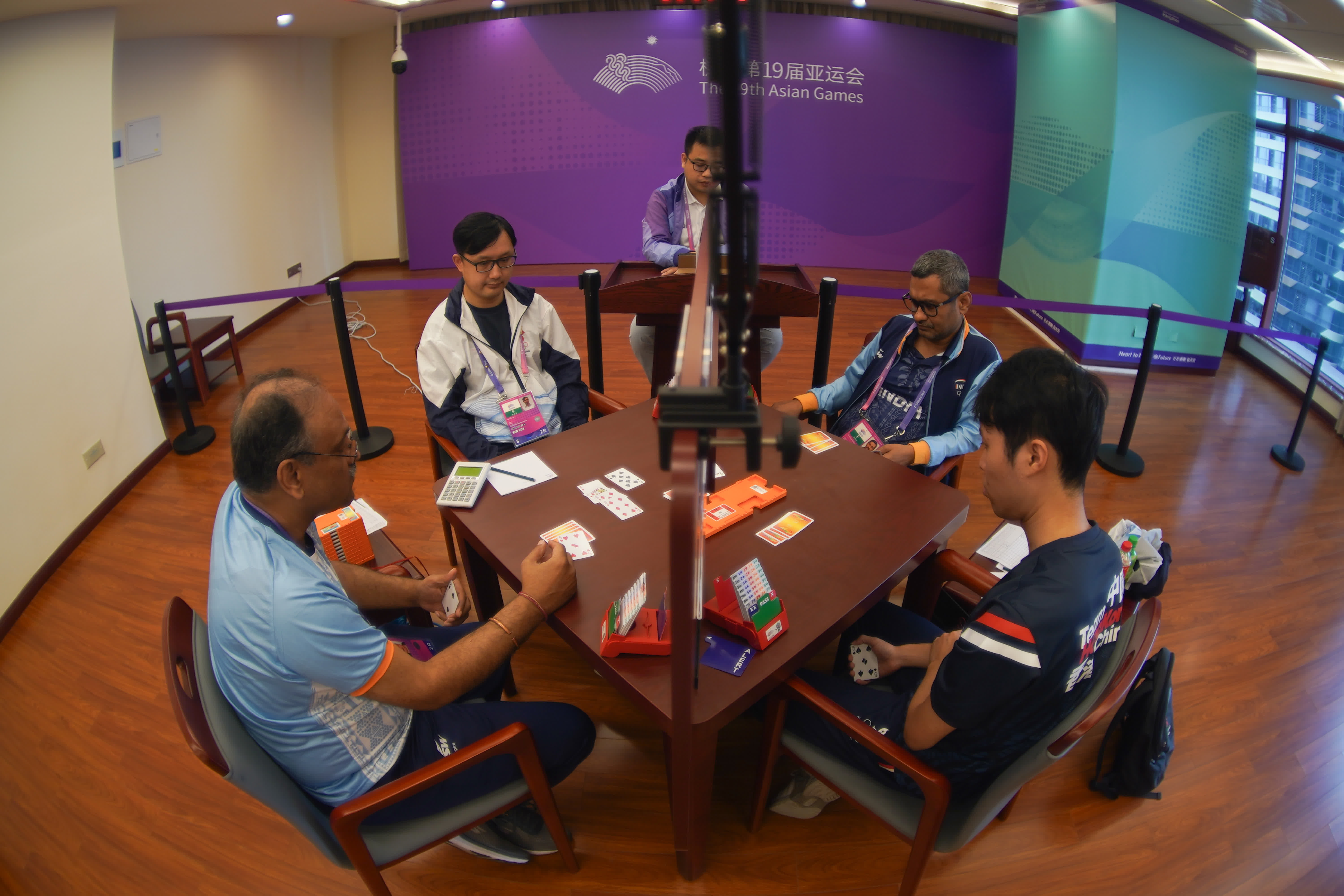 杭州亞運會橋牌項目男團決賽今起一連兩日舉行，港隊與印度隊爭奪金牌。（點新聞記者麥鈞傑攝）
