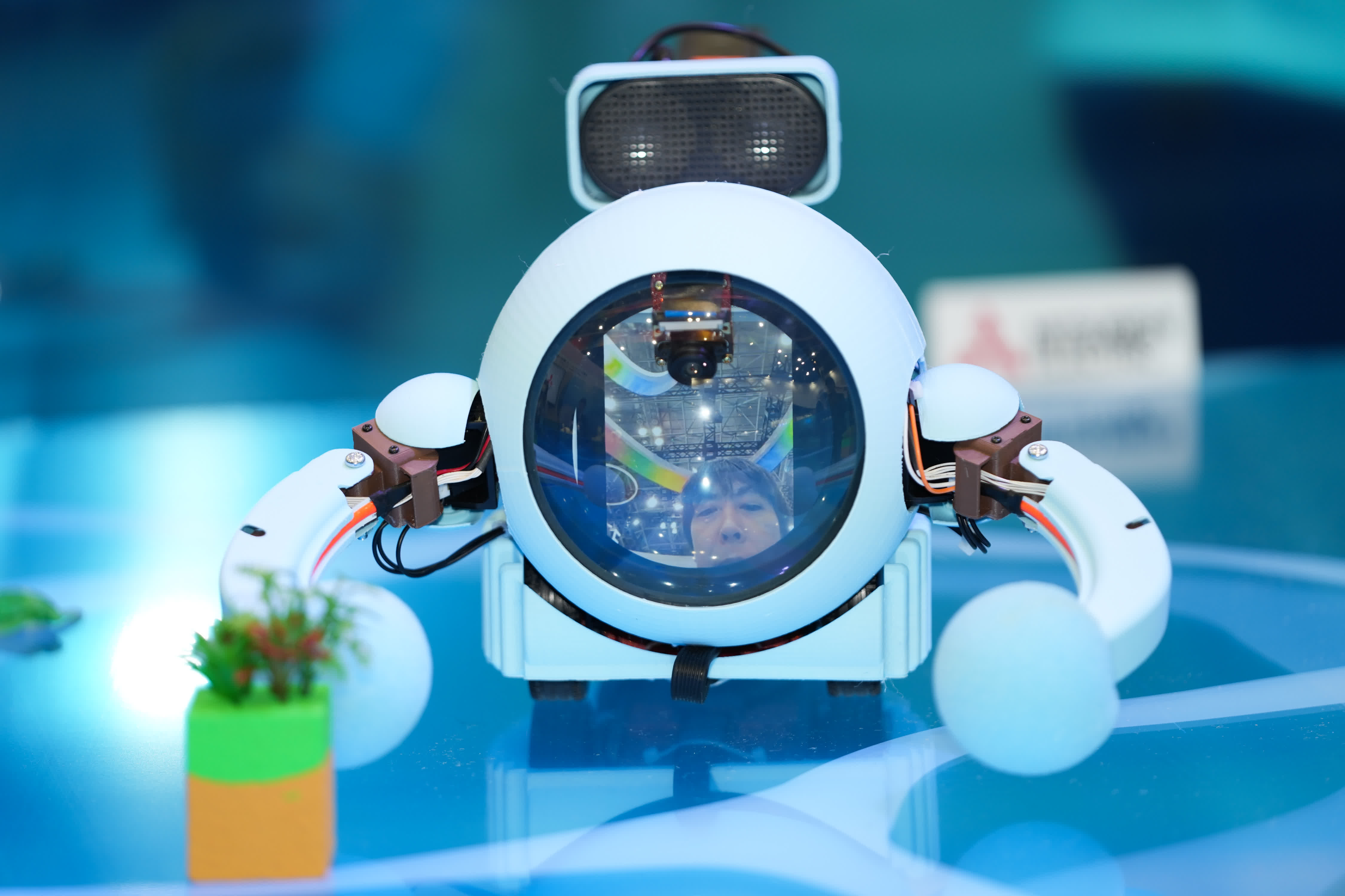 這是10月16日在日本千葉舉行的高新技術博覽會媒體導覽日上拍攝的三菱公司展品。（新華社）