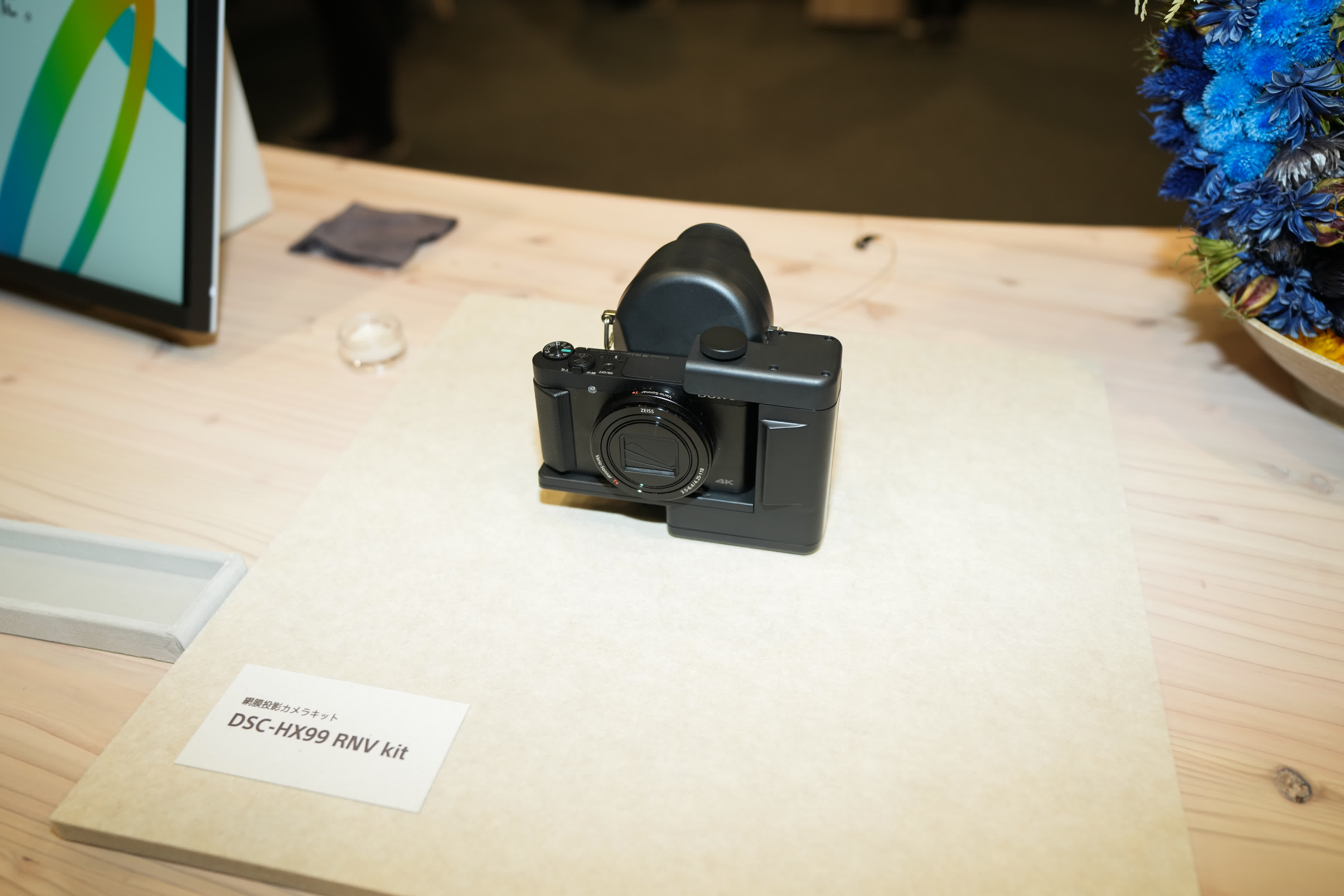 這是10月16日在日本千葉舉行的高新技術博覽會媒體導覽日上拍攝的索尼視網膜投影相機套裝。（新華社）