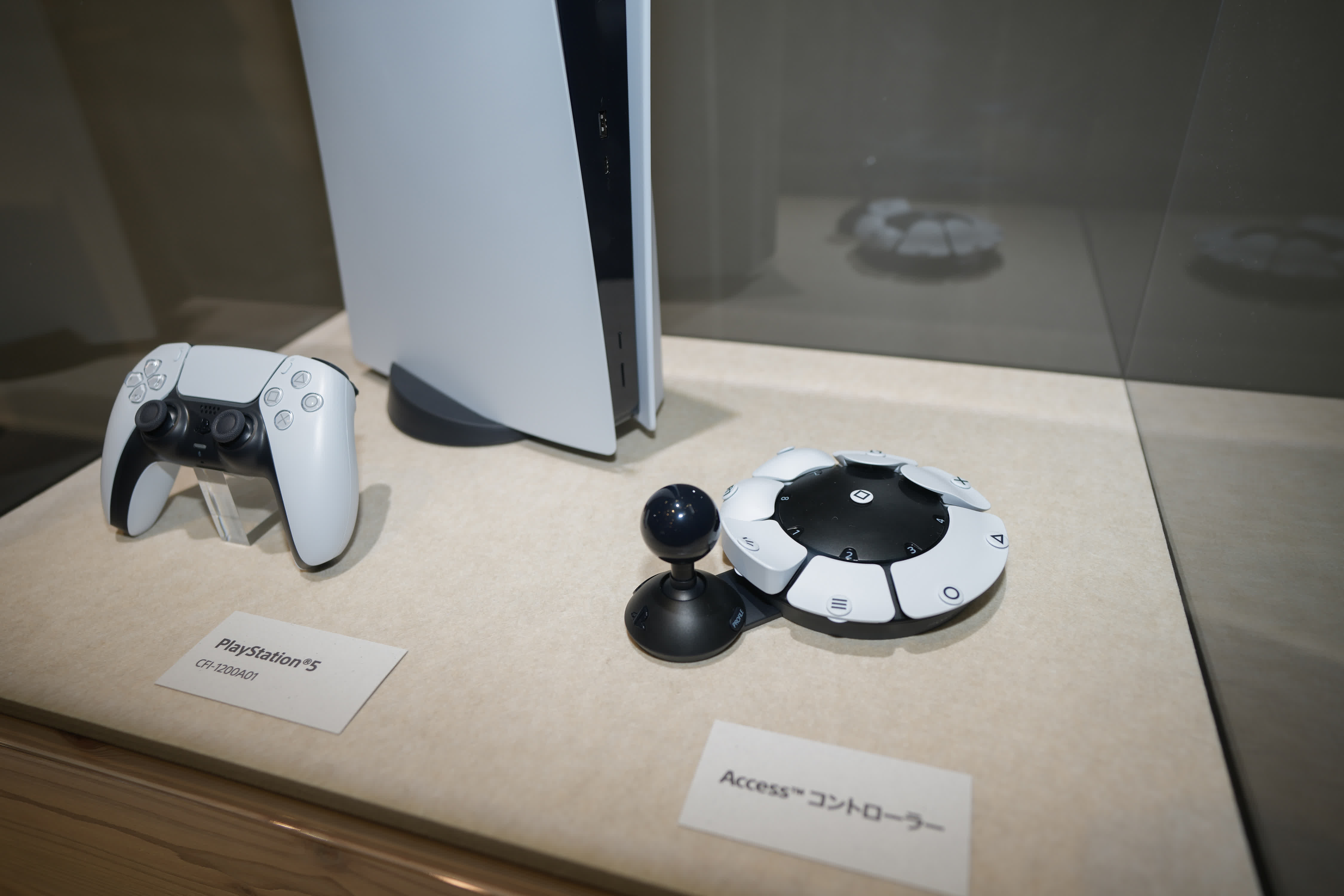 這是10月16日在日本千葉舉行的高新技術博覽會媒體導覽日上拍攝的索尼無障礙手柄（右）。（新華社）