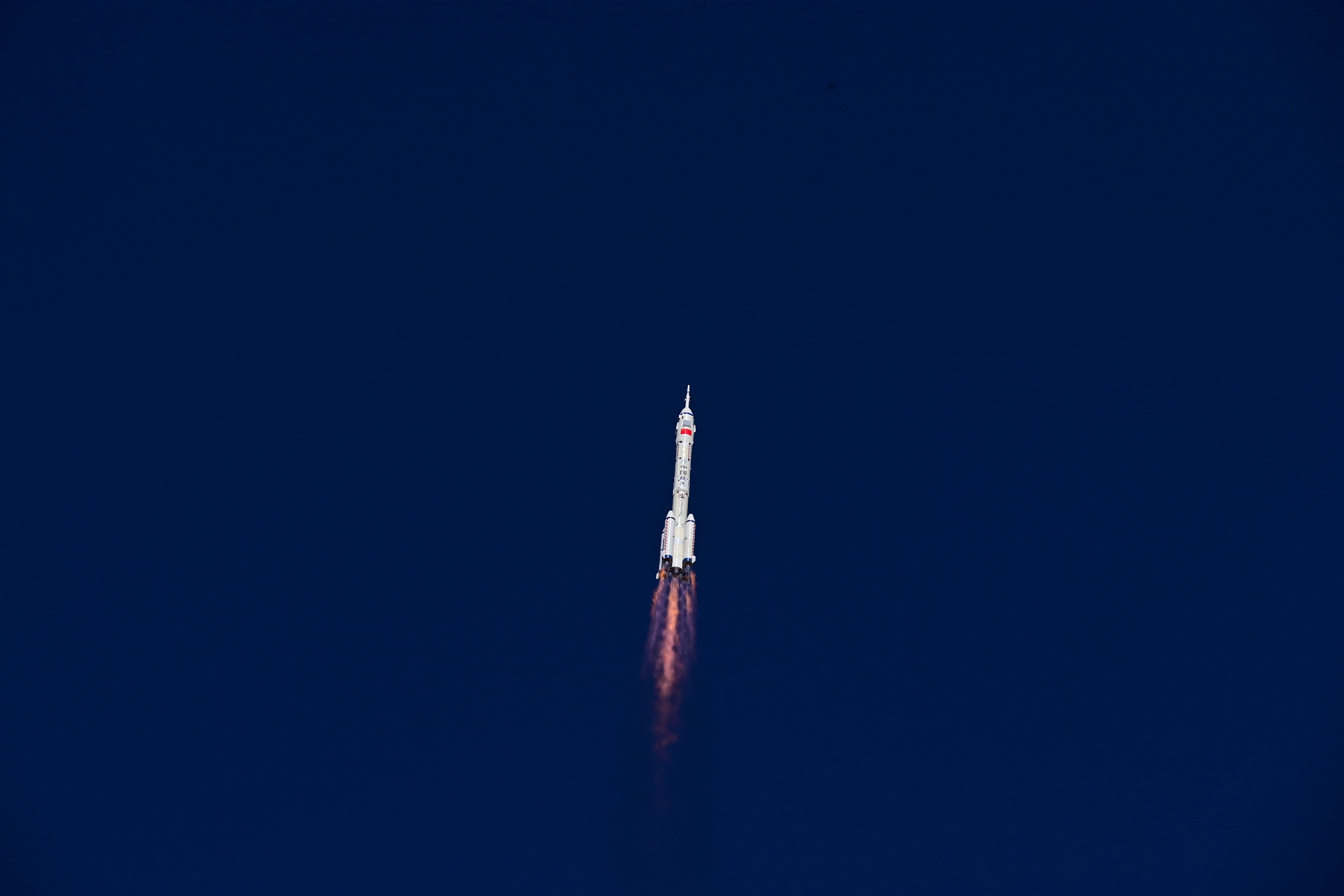 北京時間10月26日11時14分，搭載神舟十七號載人飛船的長征二號F遙十七運載火箭在酒泉衛星發射中心點火發射。（中新社）