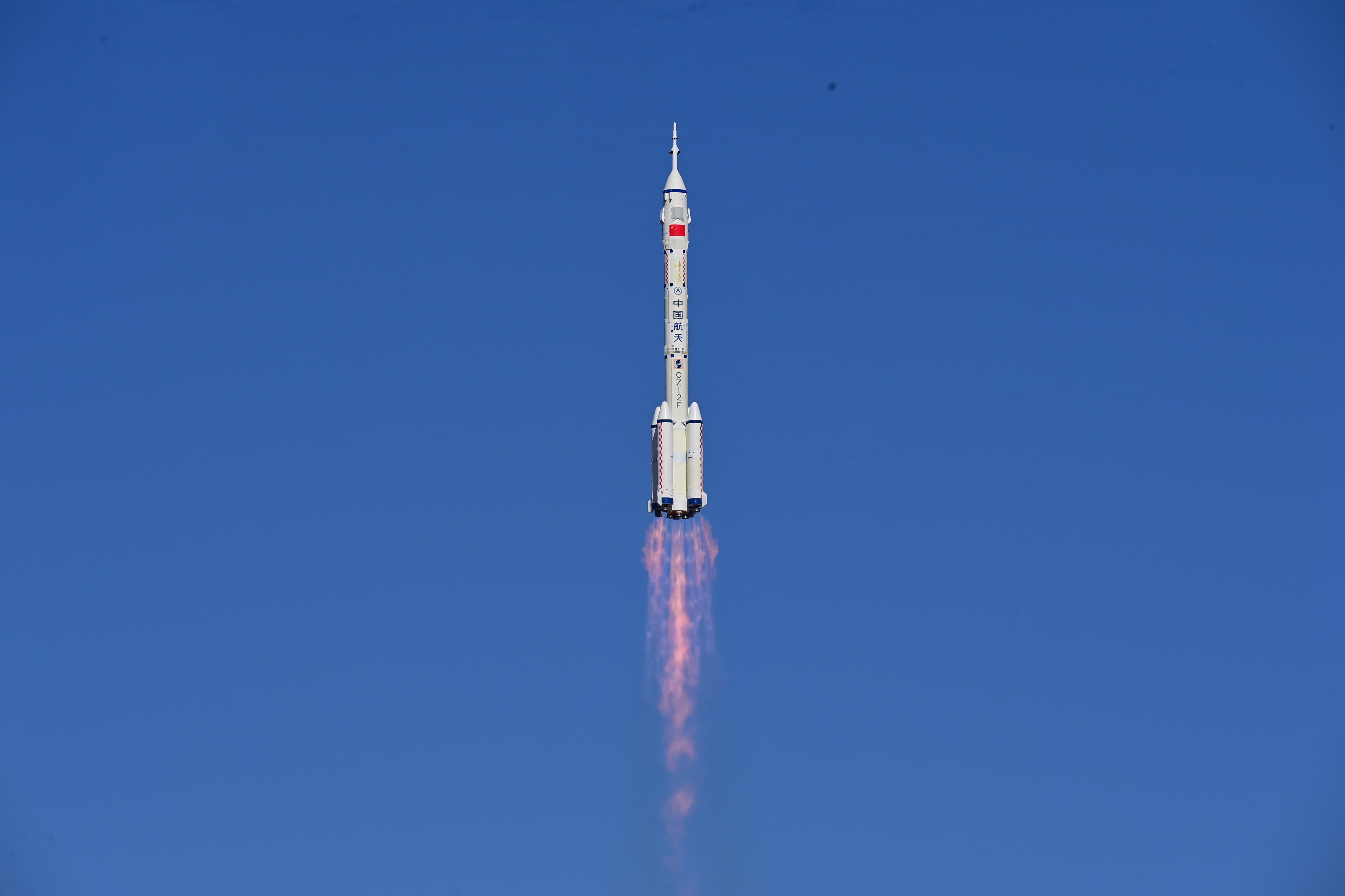 北京時間10月26日11時14分，搭載神舟十七號載人飛船的長征二號F遙十七運載火箭在酒泉衛星發射中心點火發射。（中新社）