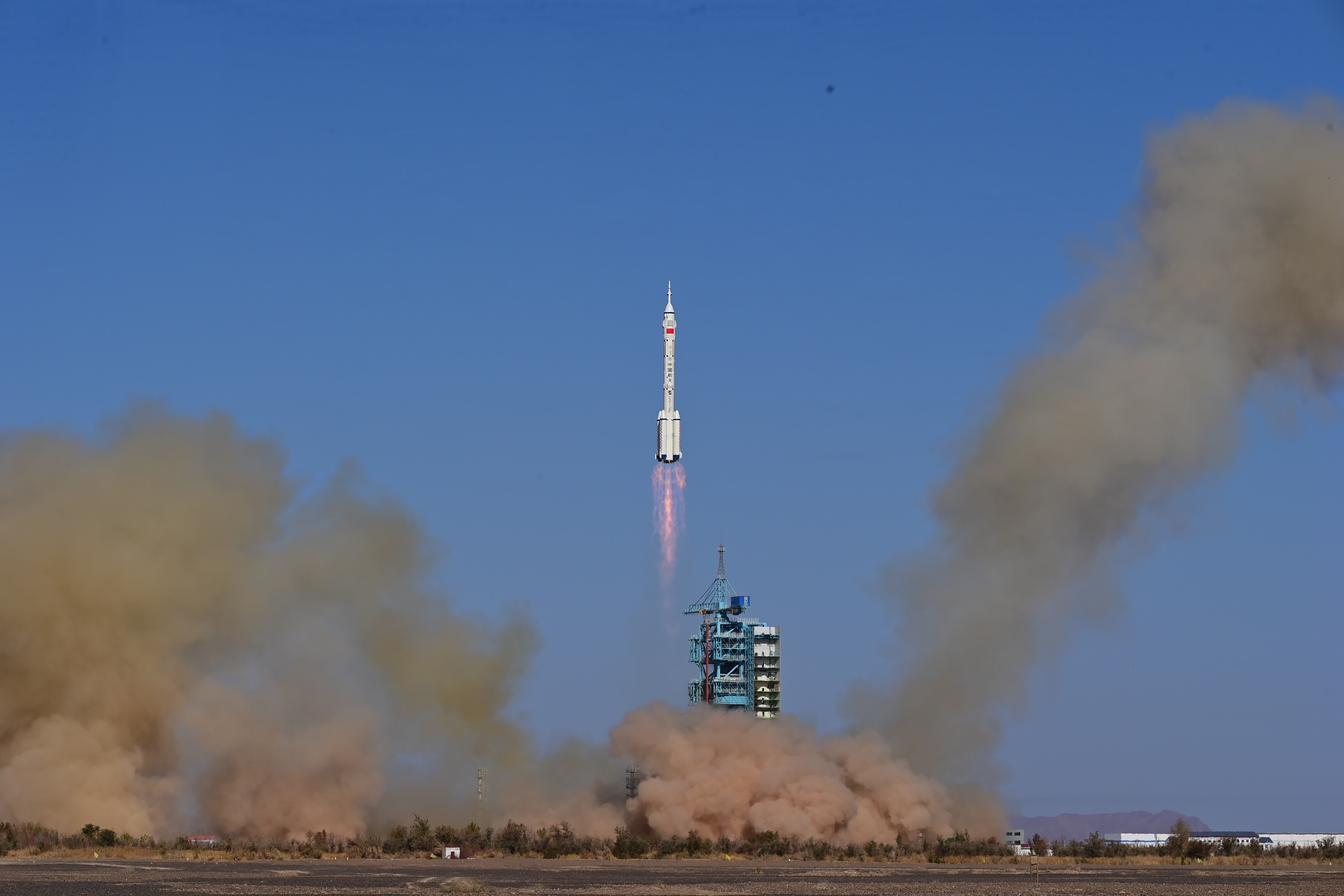 北京時間10月26日11時14分，搭載神舟十七號載人飛船的長征二號F遙十七運載火箭在酒泉衛星發射中心點火發射。（中新社）