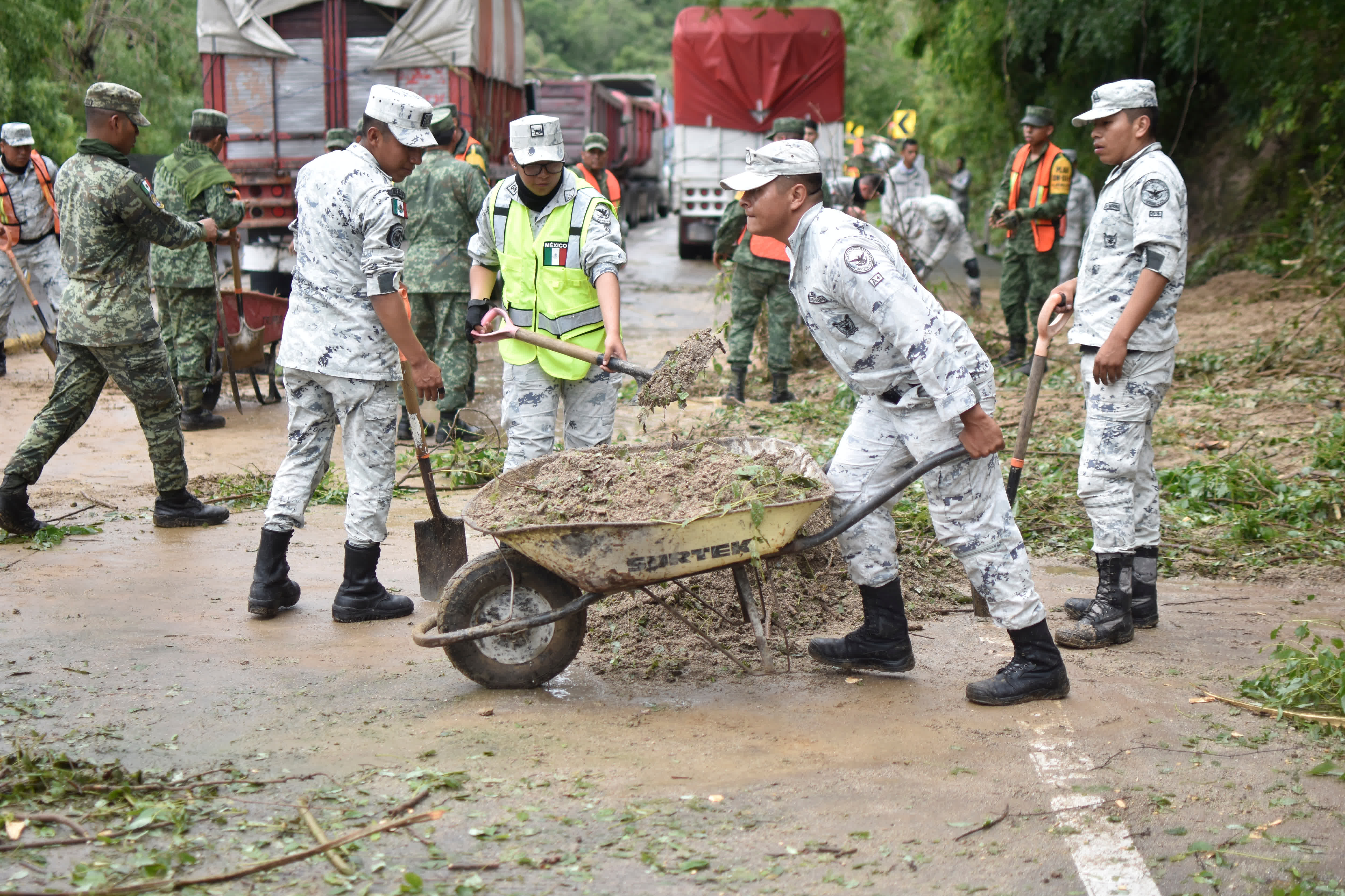 10月25日，在墨西哥格雷羅州奇爾潘辛戈市，軍人和國民警衛隊清理因颶風「奧蒂斯」過境而堵塞的道路。（新華社）