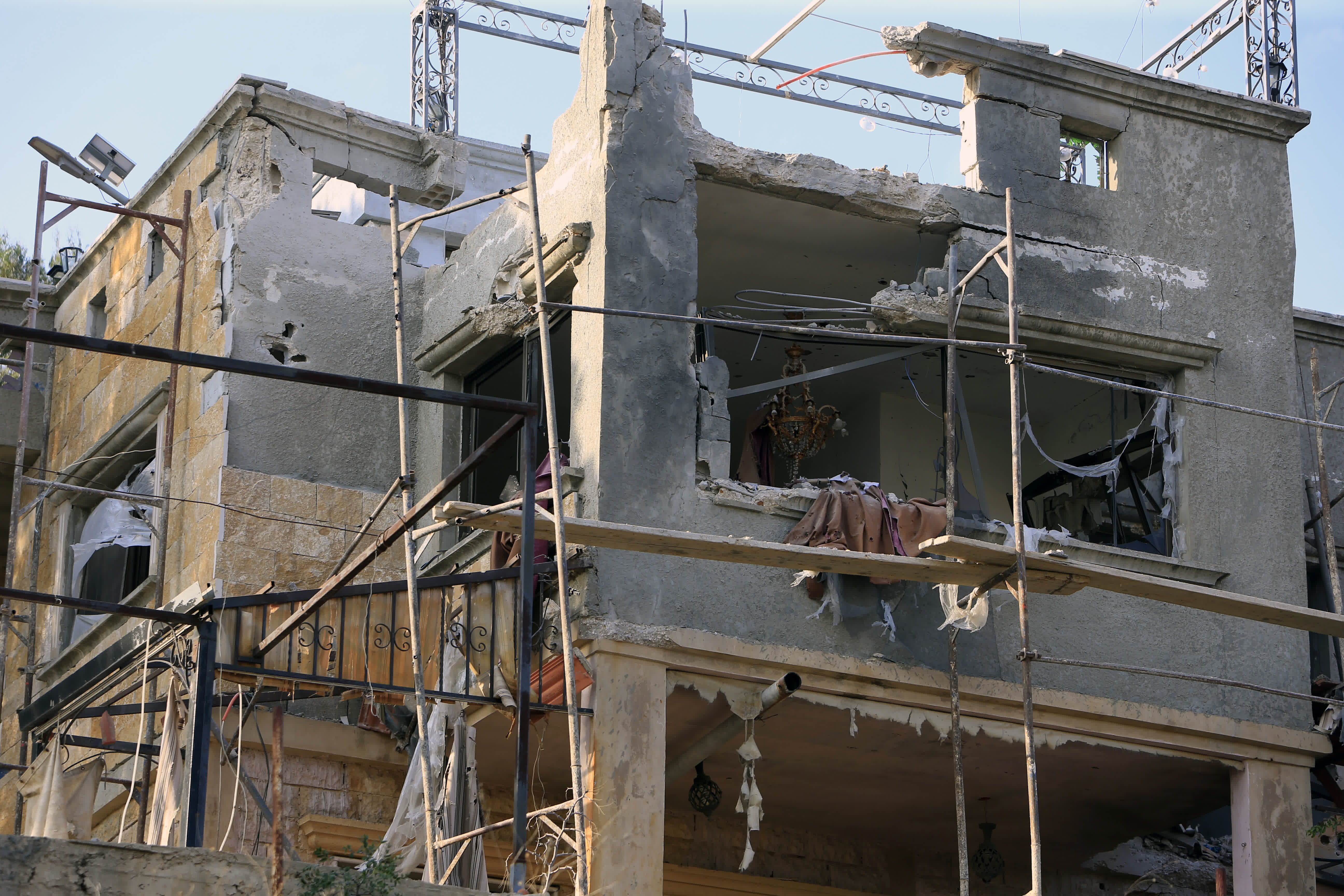 這是10月28日在黎巴嫩邁斯傑貝勒拍攝的遭受以色列襲擊後的房屋。（新華社）