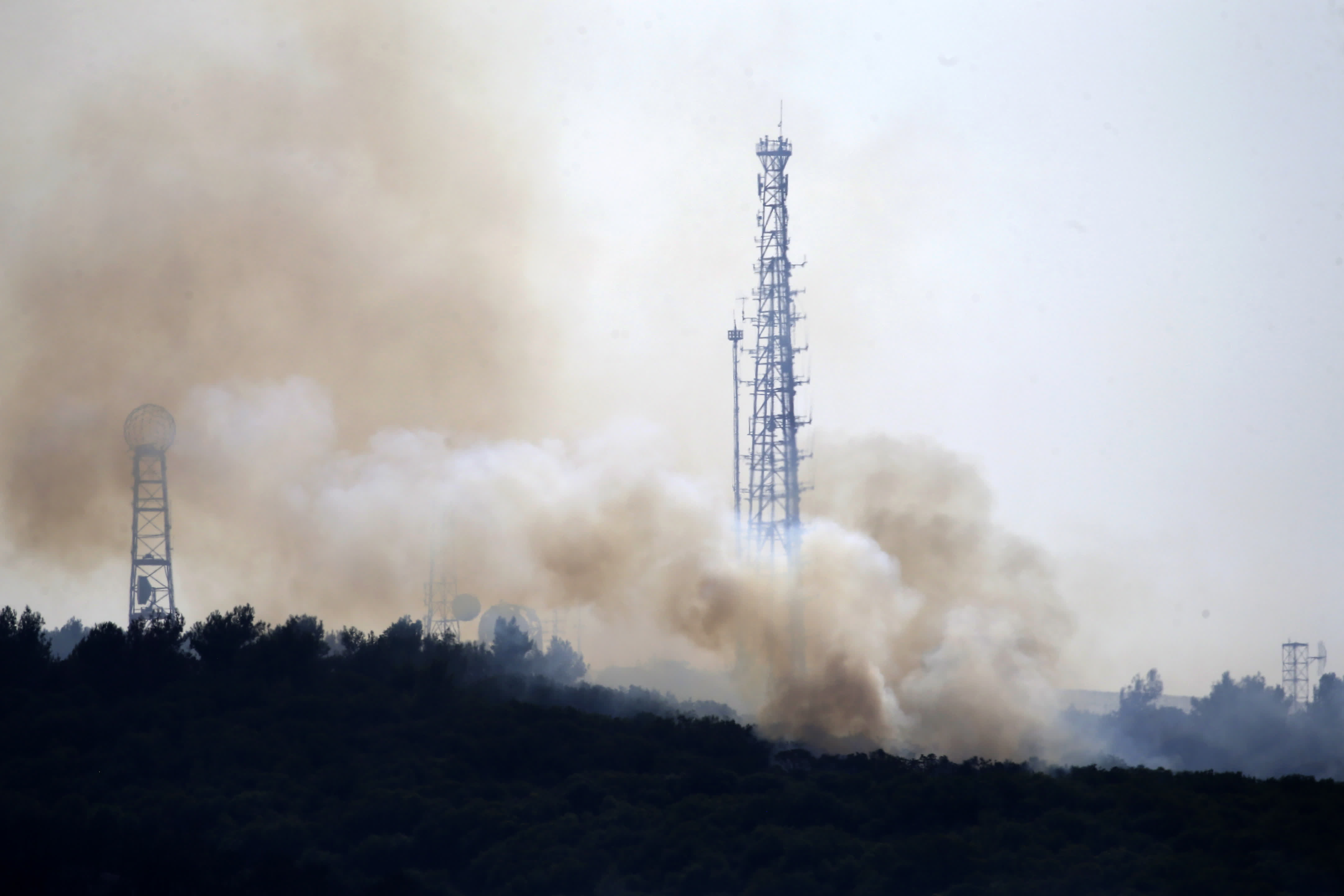 10月28日，炮彈落在黎巴嫩納古拉燃起濃煙。（新華社）