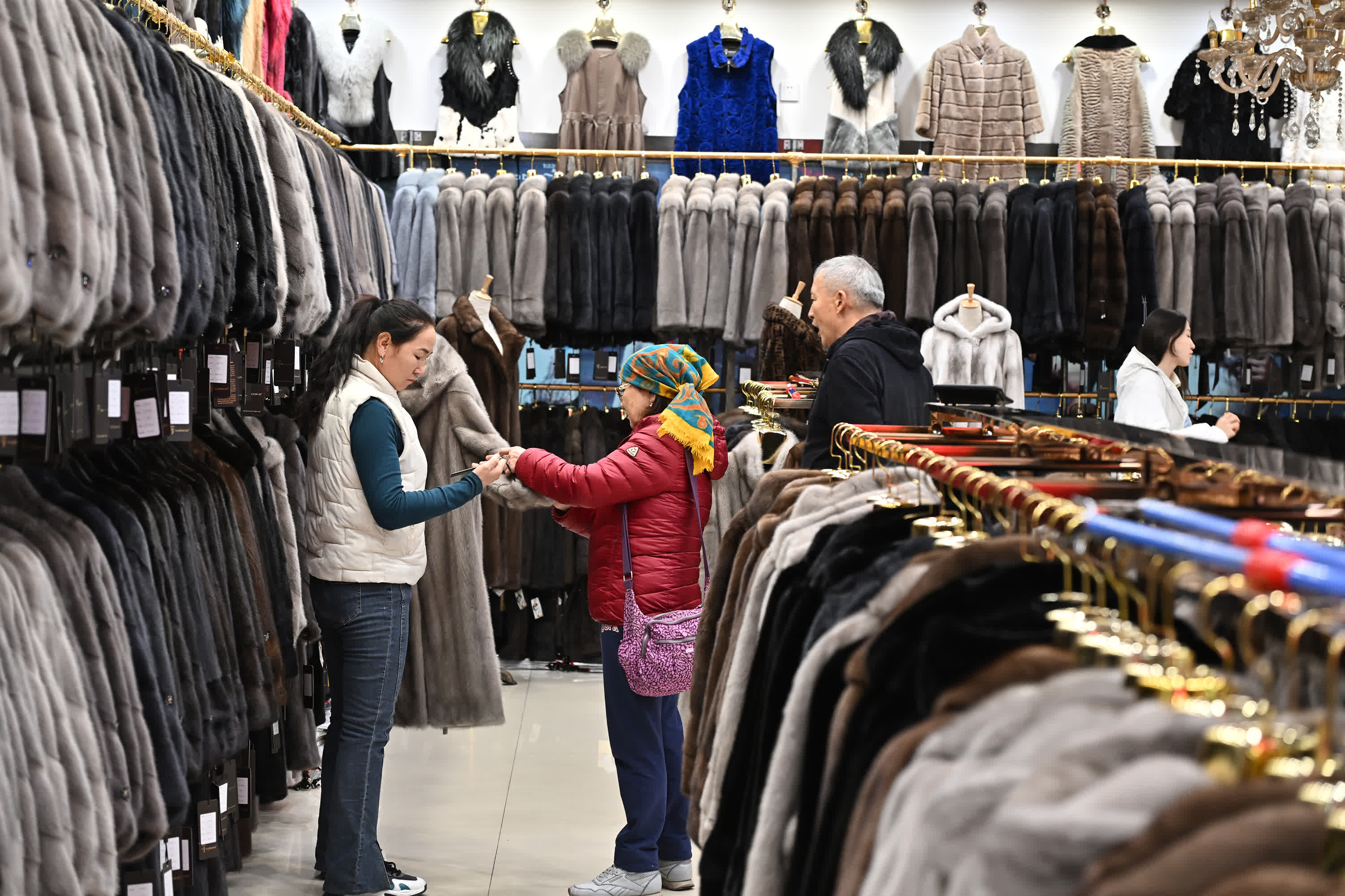 11月8日，遊客在中哈霍爾果斯國際邊境合作中心中方區域選購服裝。（新華社）