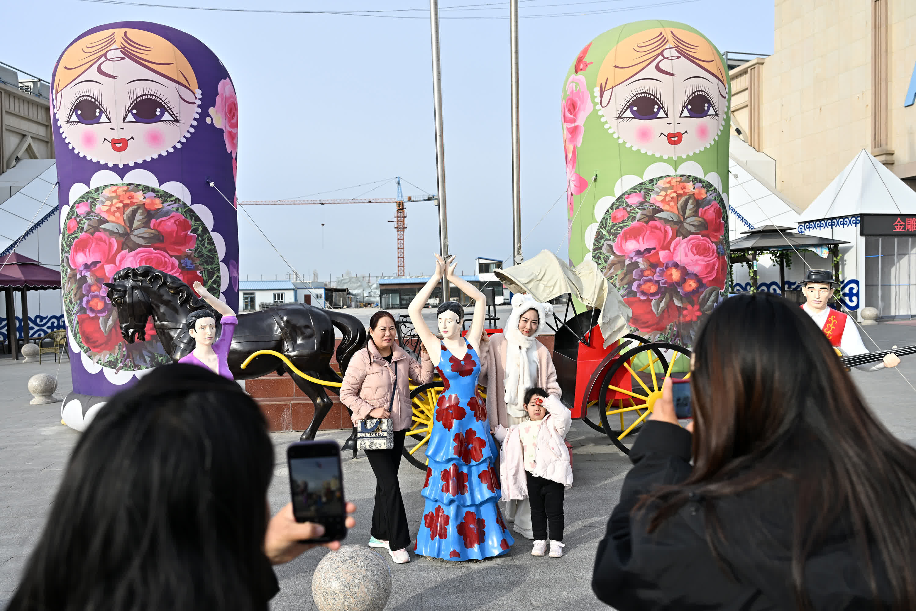 11月8日，遊客在中哈霍爾果斯國際邊境合作中心哈方區域打卡拍照。（新華社）