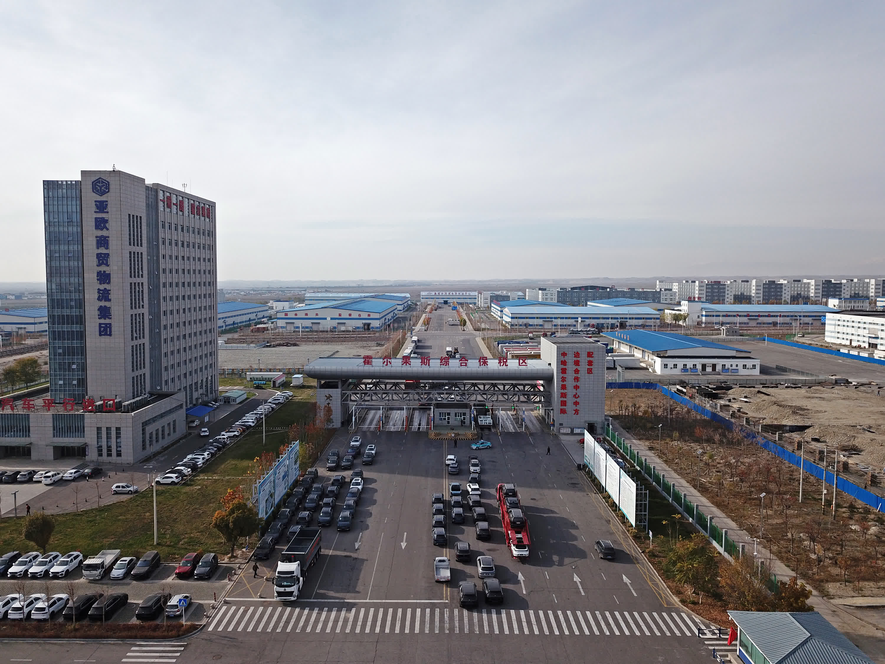 這是霍爾果斯綜合保稅區（無人機照片）。（新華社）