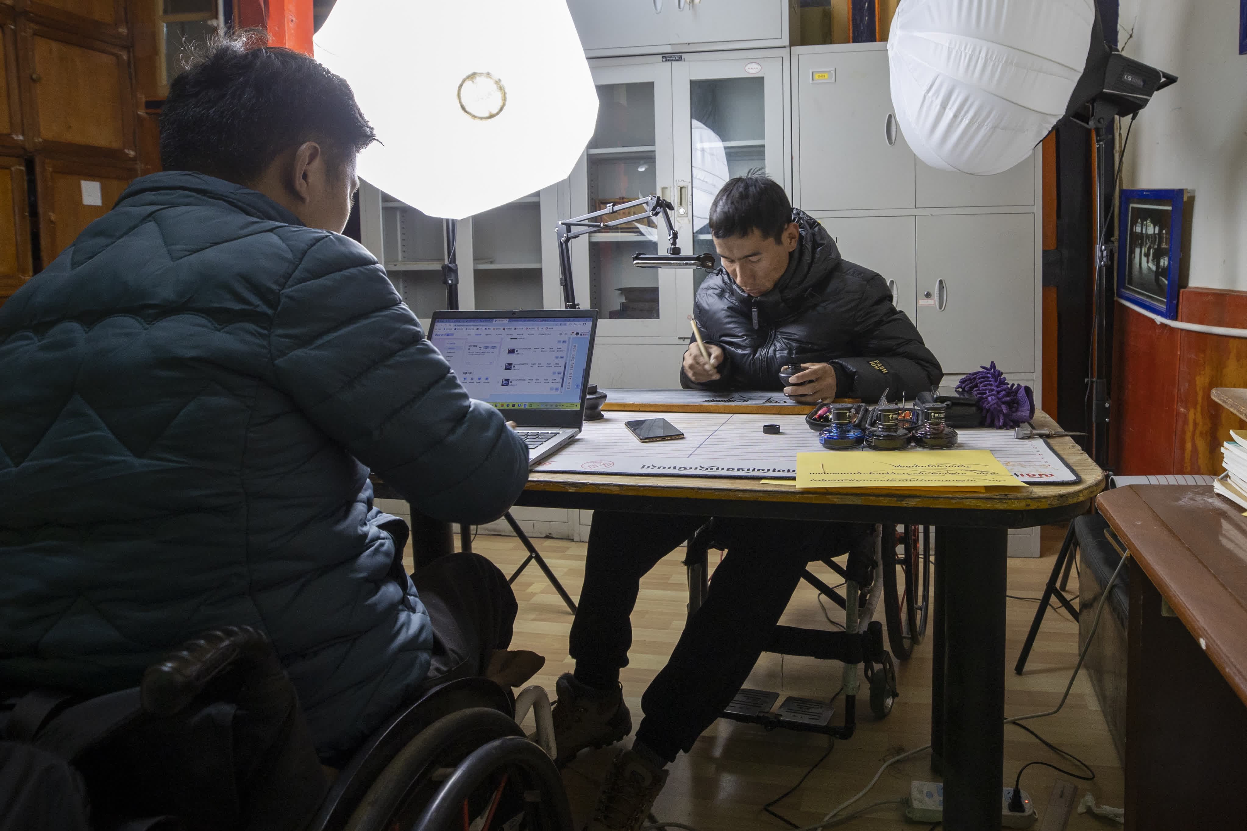 西藏拓崗文化傳播有限公司主播次旦貢嘎(右)與直播助理扎西旺堆在合作直播銷售藏語學習文具。(新華社) 西藏拓崗文化傳播有限公司主播次旦貢嘎(右)與直播助理扎西旺堆在合作直播銷售藏語學習文具。(新華社)