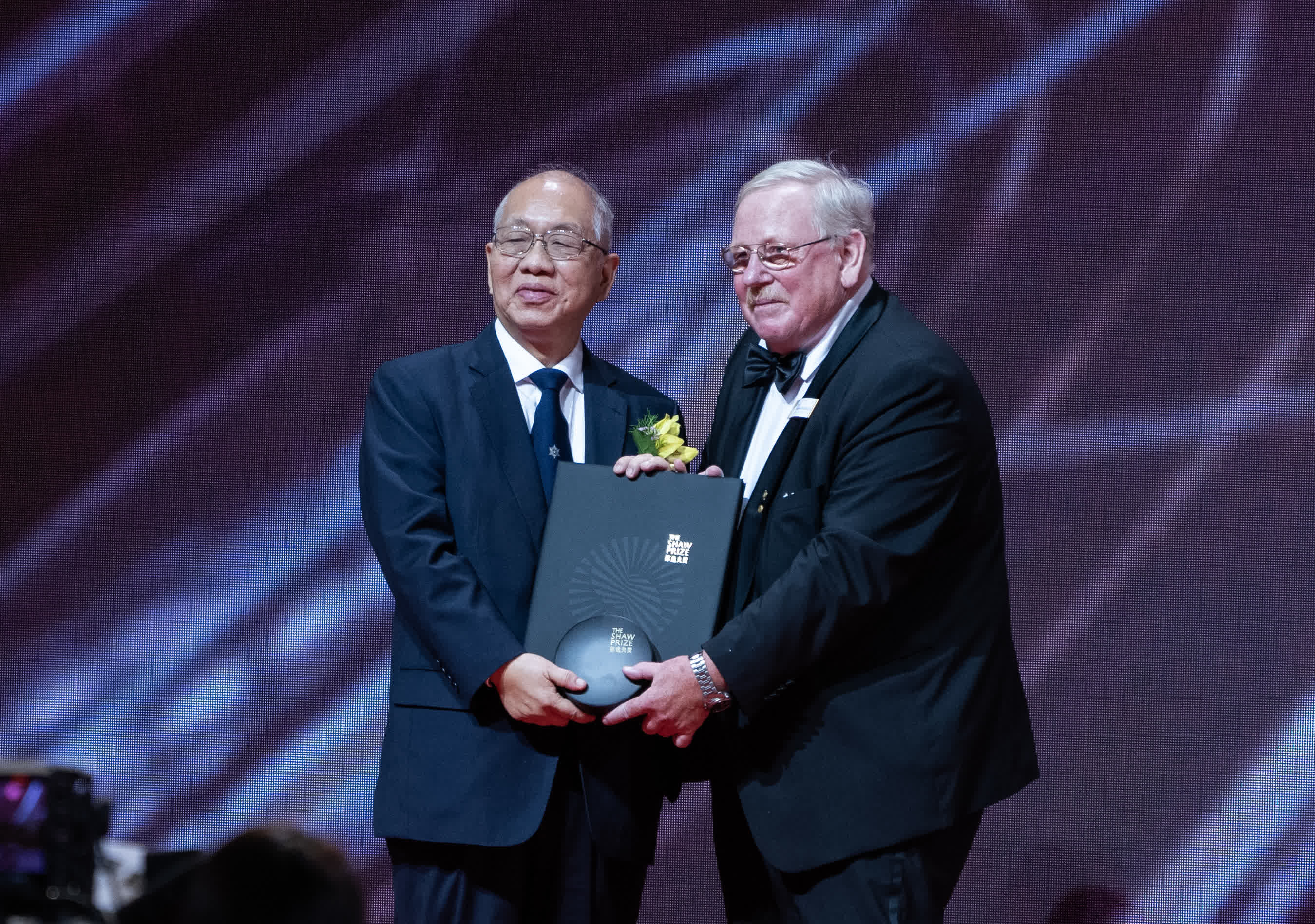 圖為丘成桐教授（左）接受評審會主席萊因哈德·根舍教授頒獎。 （香港中通社）